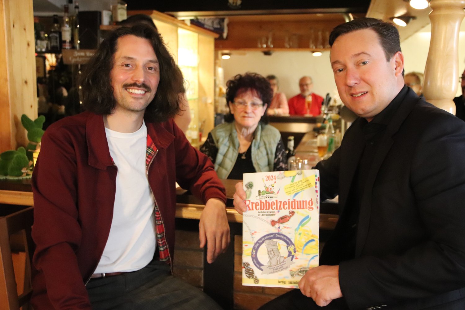 Bei Wirtin Gisela Gärtner in der Gaststätte „Zum Lasch“ hielt Bürgermeister Matthias Möller (parteilos, rechts) seine erste Bürgerinfo ab, die von Nico Bensing moderiert wurde