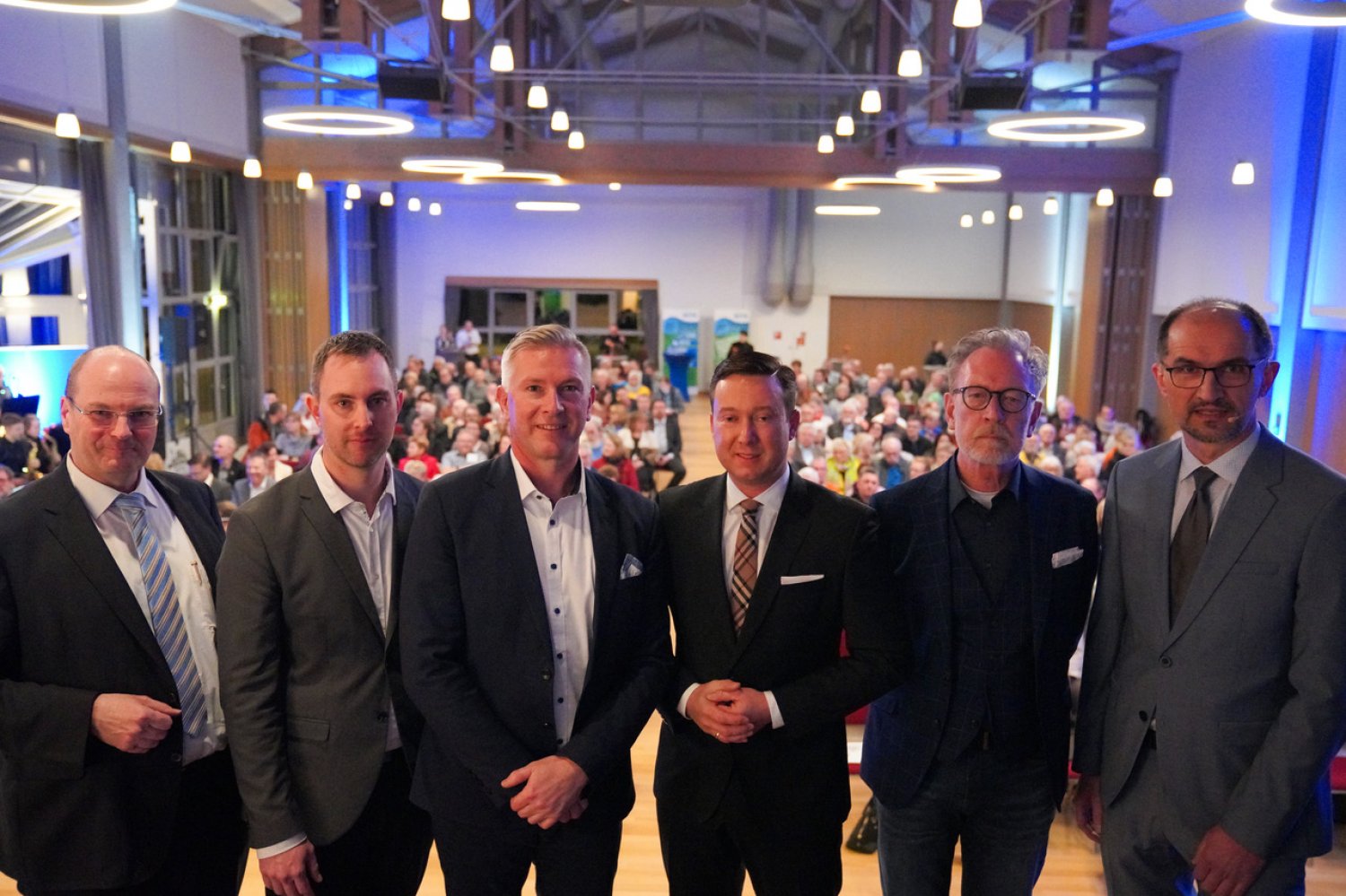 v.l: Dr. Gunther Quidde von der IHK, Moderator Lukas Bachmann, Steinaus Bürgermeister Christian Zimmermann, Schlüchterns Rathauschef Matthias Möller, Karsten Frick von der Agentur 10BrandsOnly und WITO-Vorstand Axel Ruppert
