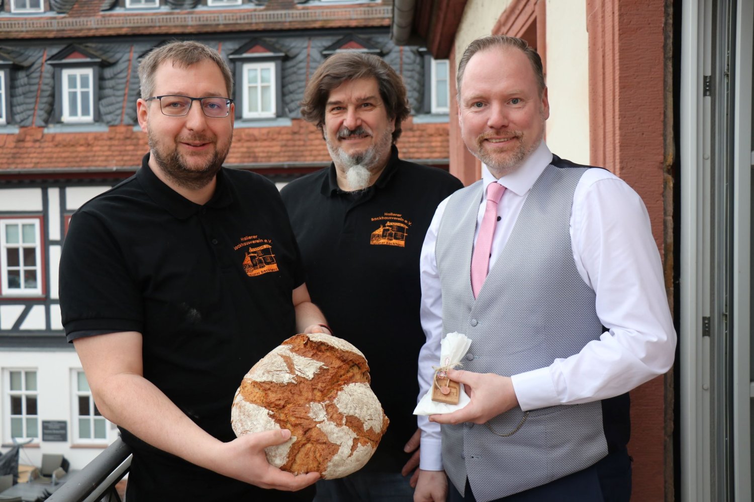 Gute Wünsche fürs neue Amt: Andreas Brosien (links) und Andreas Tasch vom Backhausverein Hailer mit Bürgermeister Christian Litzinger (rechts).