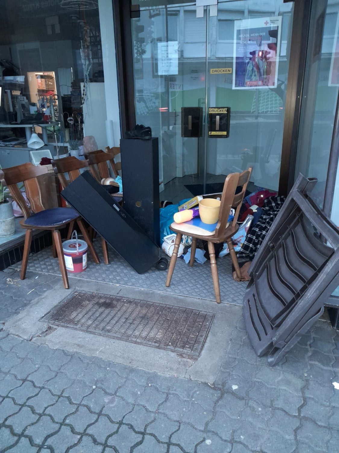 Sauerei: Unbekannte laden Müll und Unrat vor den Kleiderläden des DRK in Gelnhausen und Schlüchtern ab.