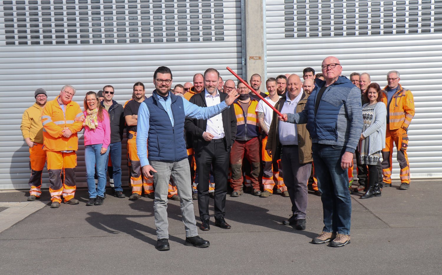 Auch bei der Staffelstabübergabe ein Schelm: Walter Triebel (rechts) übergibt im Beisein des Betriebshof-Teams, von Bürgermeister Christian Litzinger (Zweiter von links) und Thomas Tischler (Dritter von links) den Staffelstab an Jakob Morkel (links).