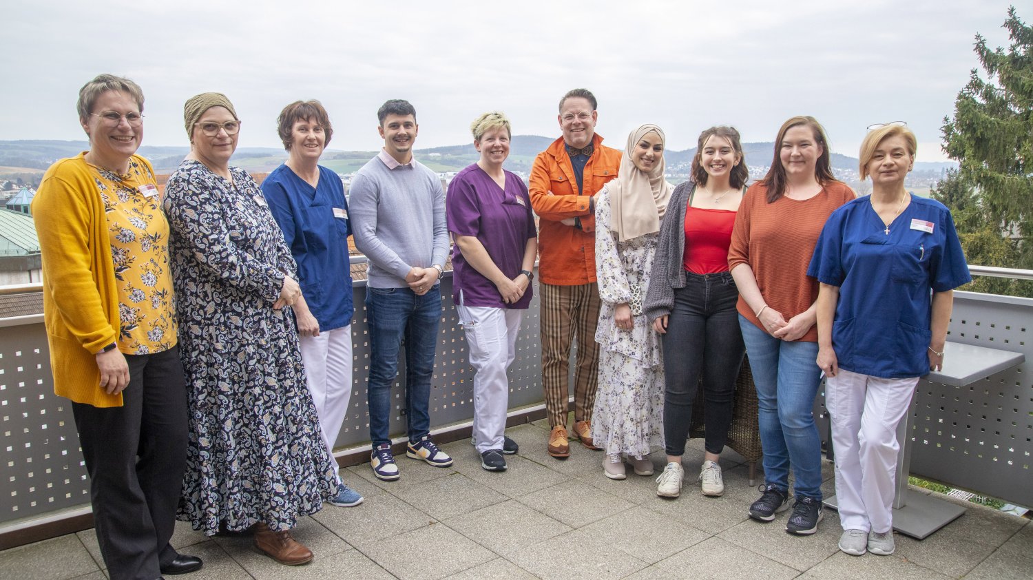 Die Mitarbeitenden des Hospizes, Nicole Laudenbach, Beatrix Gesang, Petra Rehm, Melanie Bott, Frank Hieret und Danuta Kirat, freuten sich über das Projekt von Daniel Tischbein (4.v.l), Maryam Alchalh sowie Patricia und Christine Umbach (2.-4.v.r).