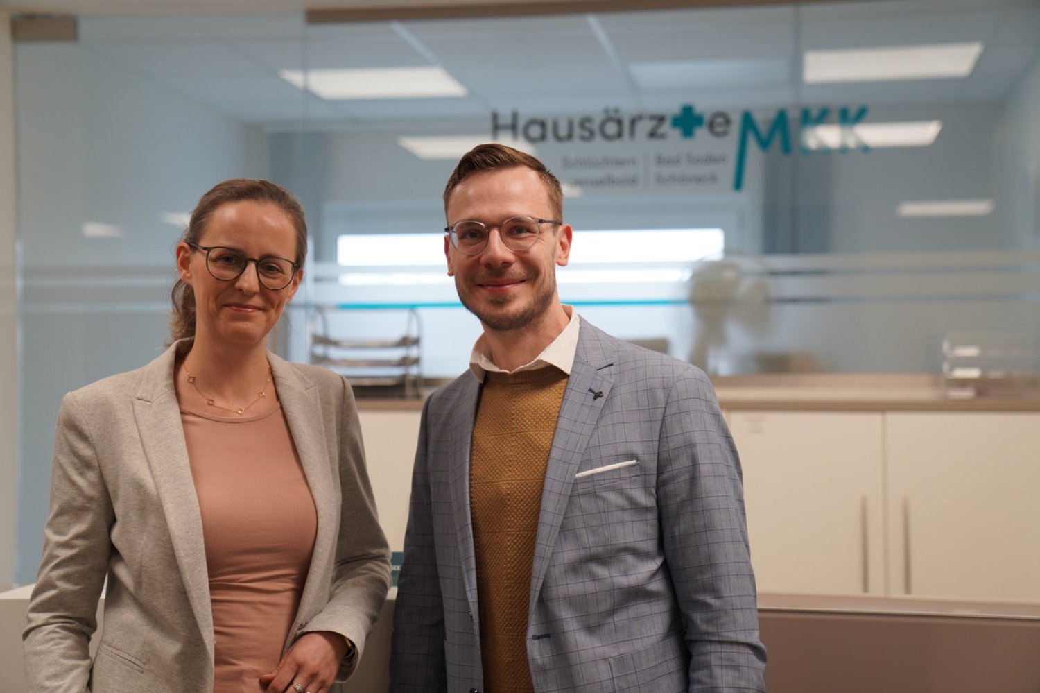 Dr. Lilian Adeyefa (links) und Dr. Ingo Roth (rechts) freuen sich auf die zukünftige Zusammenarbeit bei Hausärzte MKK.