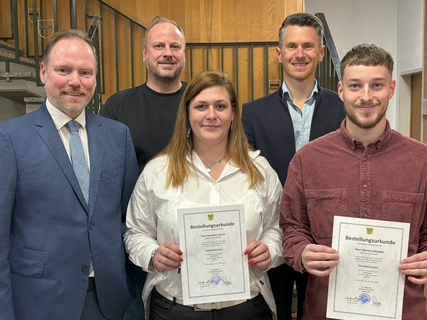 (von links, vorne) Bürgermeister Christian Litzinger, Susanne Kusch, Moritz Scheidet und (hinten, von links) Bastian Metzler, Leiter Öffentliche Ordnung, sowie Standesamtsleiter Benjamin Hummel.
