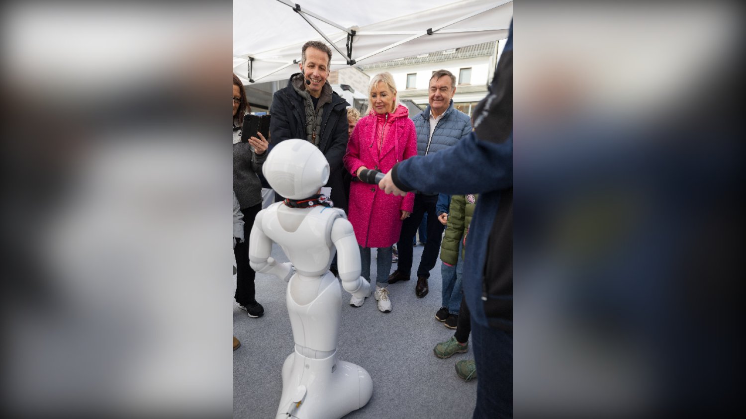  Digitalministerin Prof. Dr. Kristina Sinemus, Hanaus Oberbürgermeister Claus Kaminsky sowie Moderator Willi Weitzel im Gespräch mit Roboter Pepper.