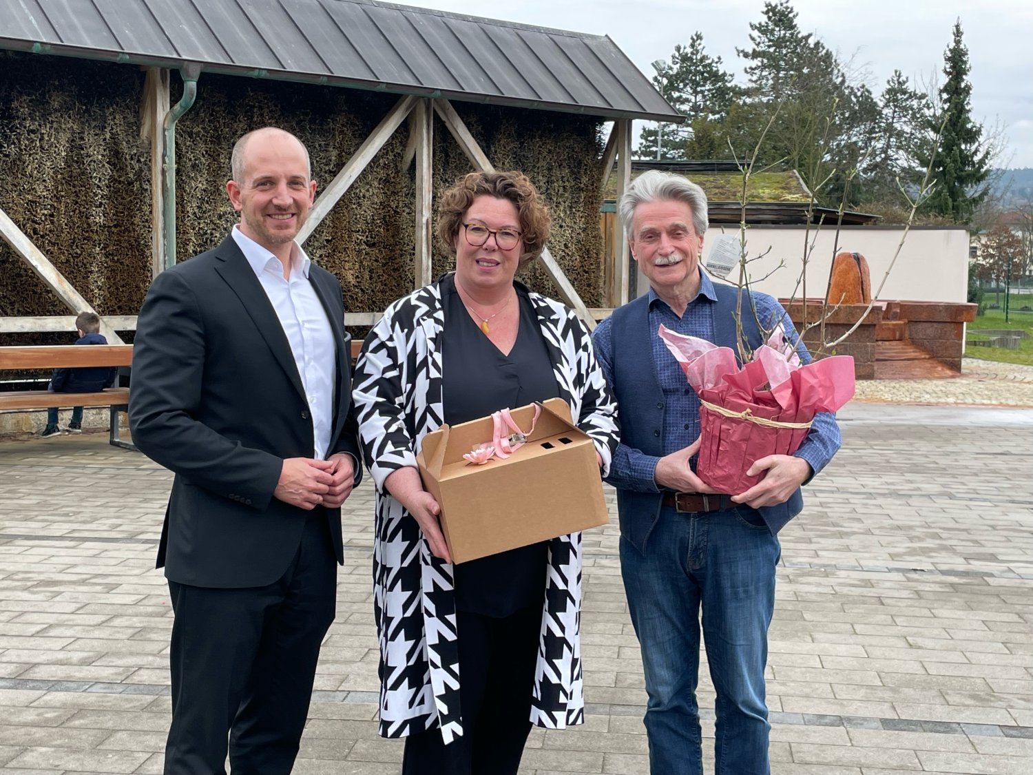 Vorsitzender Dominik Brasch (links) und Geschäftsführer Thomas Dickert (rechts) verabschieden Susanne Simm-ler im Namen aller Mitglieder von SPESSARTregional
