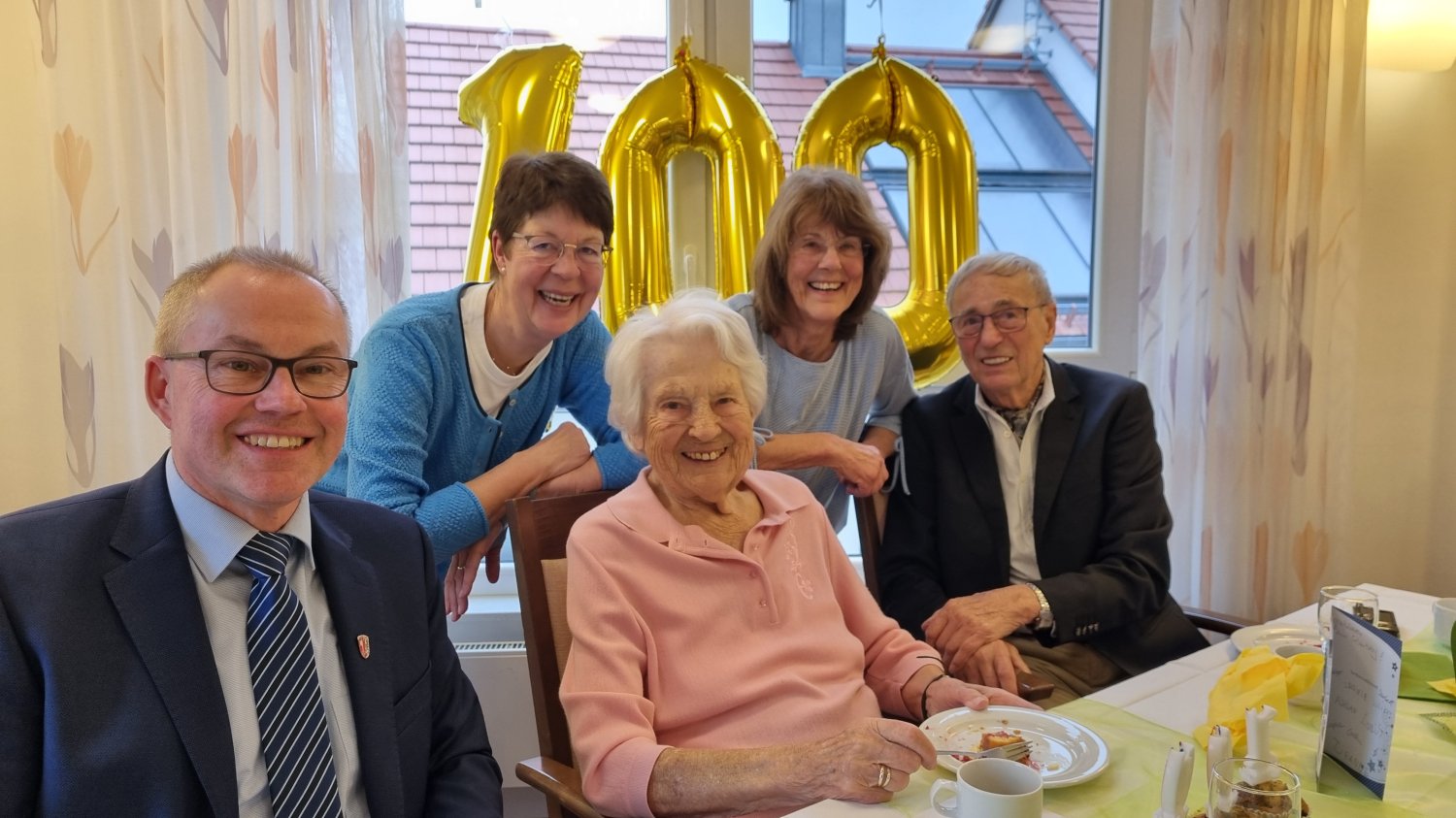 Anneliese Schmidt (Mitte) feierte ihren 100. Geburtstag, hinten die beiden Töchter, rechts ihr 91jähriger Bruder sowie Bürgermeister Gerald Helfrich.