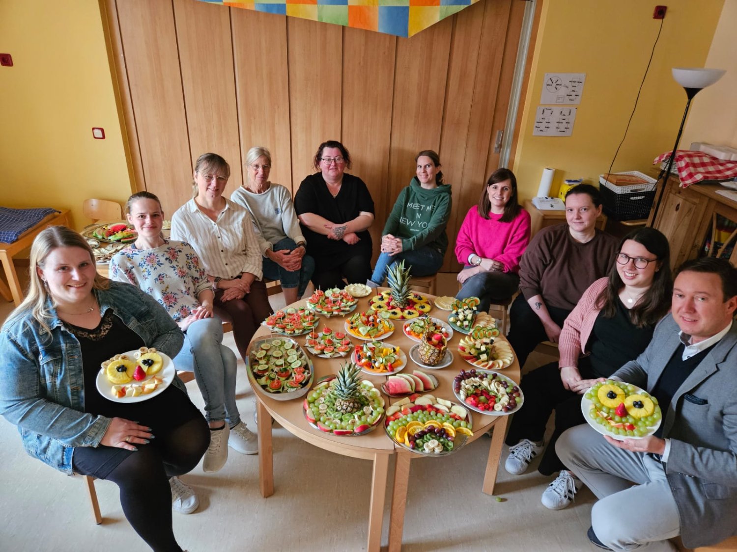 Bildunterschriften:  Das Personal der Kinderburg Wiesenzauber kreierte ein zauberhaftes Frühstück für die Kinder, das Bürgermeister Matthias Möller (hinten rechts) finanzierte. 