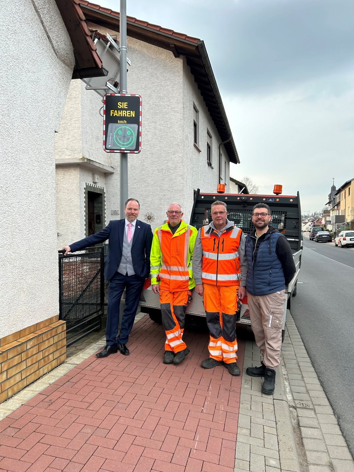 Ein „Speedy“ für Haitz: Unser Foto zeigt (von links) Bürgermeister Christian Litzinger, die Betriebshofmitarbeiter Hans Keller und Norbert Metzler, sowie Betriebshofleiter Jakob Morkel.