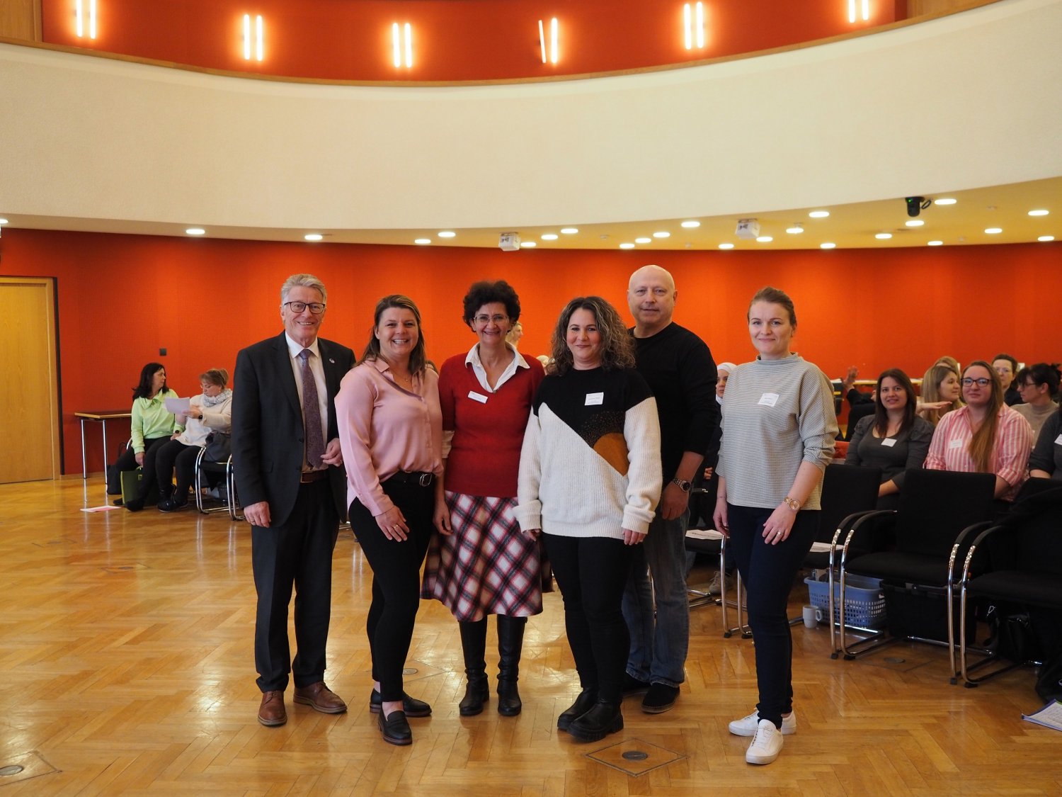 Gewaltfreie Erziehung ist unser Ziel, in Familien genau wie in der Betreuung von Kindern. Es ist unsere gemeinsame gesellschaftliche Aufgabe, Kinder vor Gewalt zu schützen, ihre Rechte zu gewährleisten und Fälle von Gewalt frühzeitig zu erkennen“