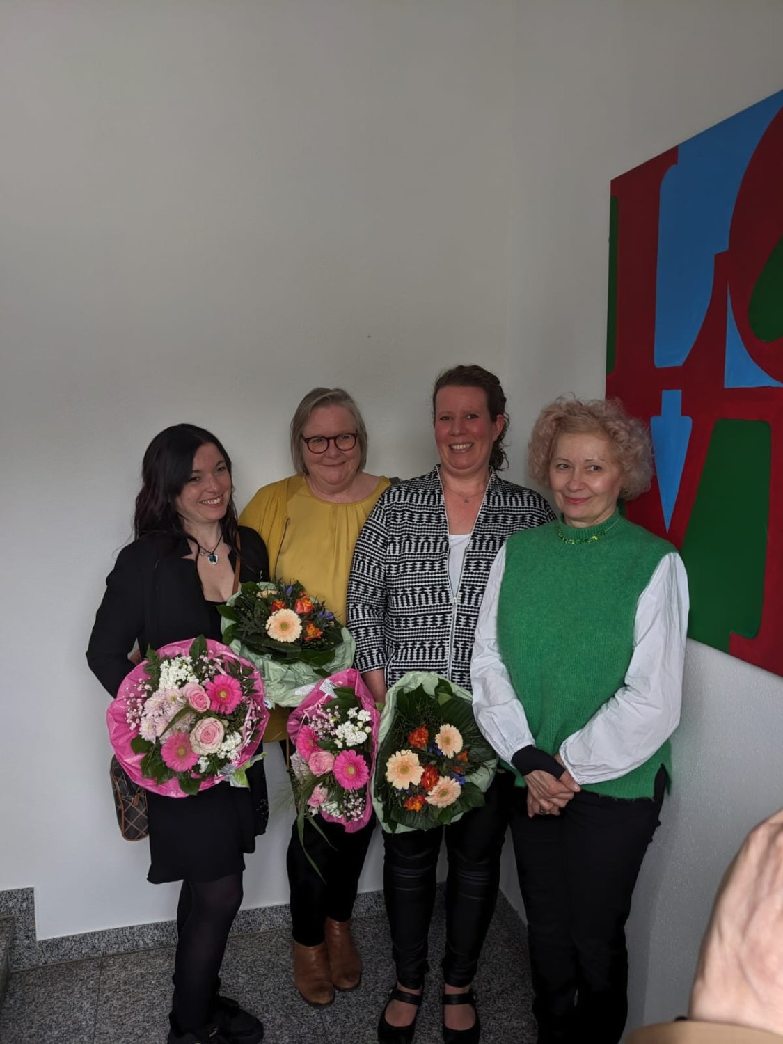 (Von links) Sarah-Corinna Rauch, Claudia Spahn, Judith Czaplok und Romana Hippe bei einer kleinen Abschlussfeier im Seniorenzentrum Biebergemünd.