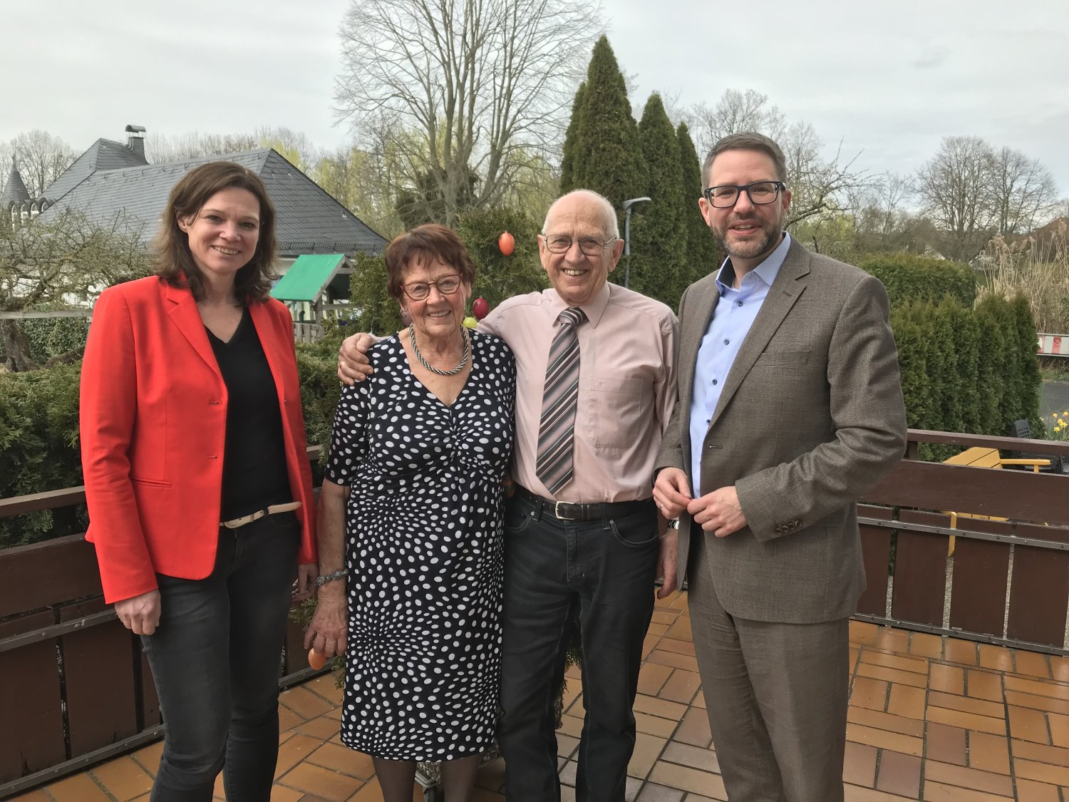 Landrat Thorsten Stolz und Bürgermeisterin Sylvia Braun gratulierten Leni und Helmut Kreiß aus Bruchköbel zum Ehejubiläum Diamanthochzeit.