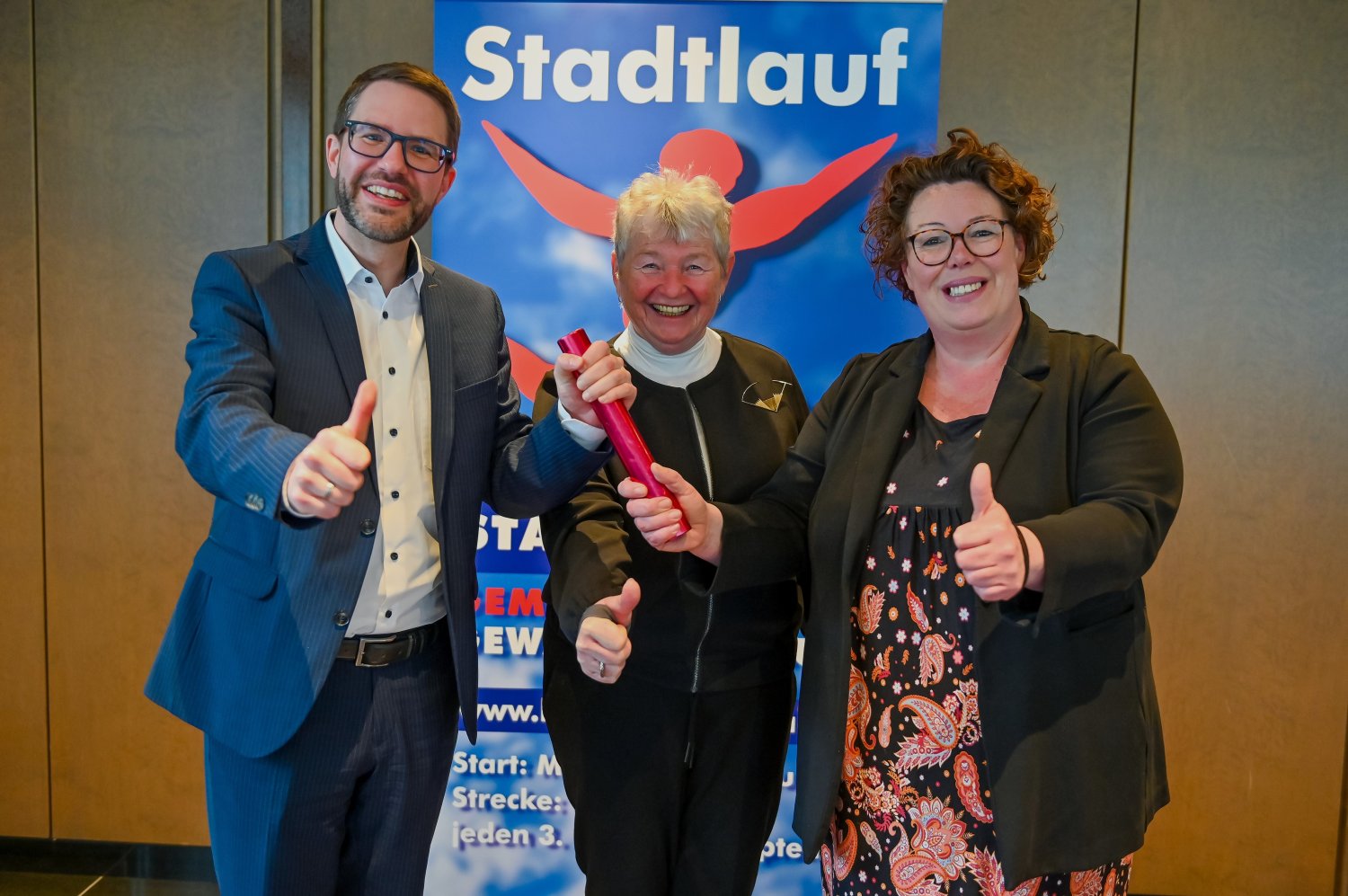 Landrat Thorsten Stolz mit Stadtlauf-Mitgründerin Gabriele Ewald (Mitte) und Erster Kreisbeigeordneter Susanne Simmler, die ihre Schirmherrschaft an den Landrat weitergibt. 