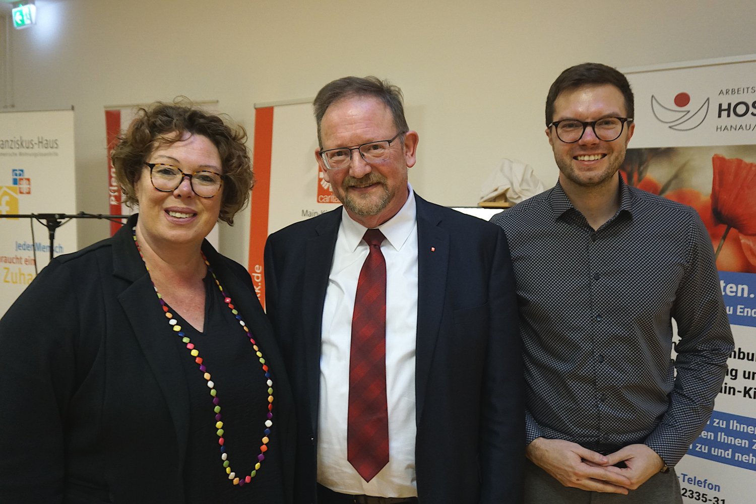Erste Kreisbeigeordnete Susanne Simmer (l.) und der Hanauer Bürgermeister Dr. Maximilian Bieri (r.) bedankten sich bei Caritas-Geschäftsführer Robert Flörchinger (m.)