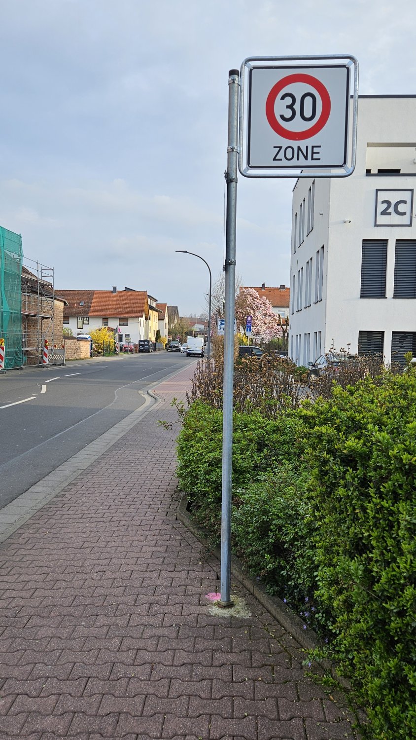 Neue Tempo-30-Zone: An der Kreuzung Leipziger und Büdinger Straße weist das entsprechende Verkehrsschild auf die neue Tempo-30-Zone in Lieblos hin.