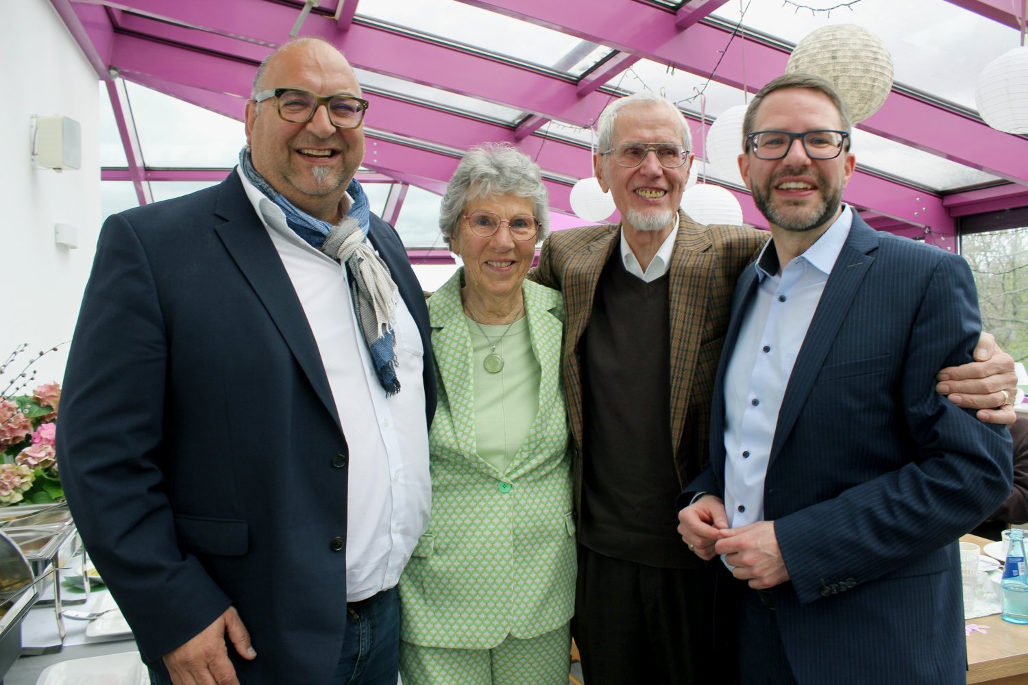 Das Jubelpaar Karin und Gustav Engel aus Rodenbach feierte seine Diamanthochzeit. Landrat Thorsten Stolz (rechts) und Bürgermeister Klaus Schejna gratulierten.