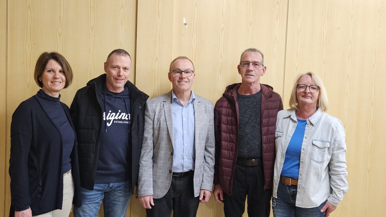 v.l.n.r.: Kerstin und Uwe Gärtner, Bürgermeister Gerald Helfrich und das scheidende Hausmeisterpaar Bettina und Uwe Weißenstein bei der offiziellen Schlüsselübergabe im Dorfgemeinschaftshaus Niedergründau.