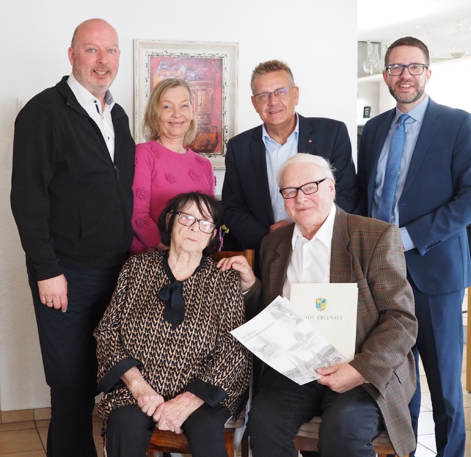 Landrat Thorsten Stolz (rechts) gratulierte gemeinsam mit Erlensees Bürgermeister Stefan Erb (Zweiter von rechts, hinten) Gabriele und Wolfgang Fischer zur Diamantenen Hochzeit.