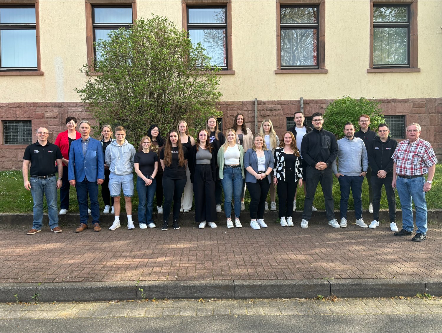 An der Rettungsdienstschule des DRK in Gelnhausen (RDSG) starteten jetzt 14 junge Frauen und Männer in den schulischen Teil ihrer Ausbildung.