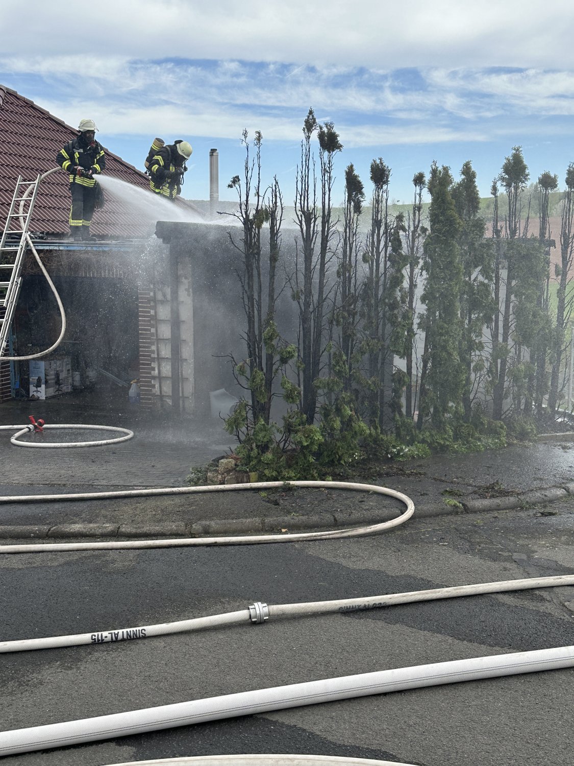 Carport und Hecke in Flammen