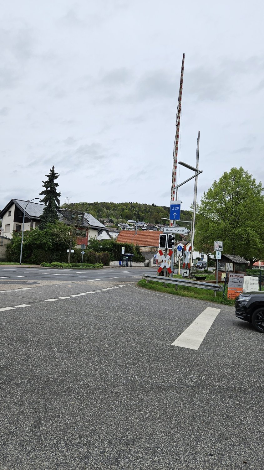 Am Bahnübergang in der Leipziger Straße in Lieblos beginnt in diesem Sommer der Umbau der Schrankenanlage. 