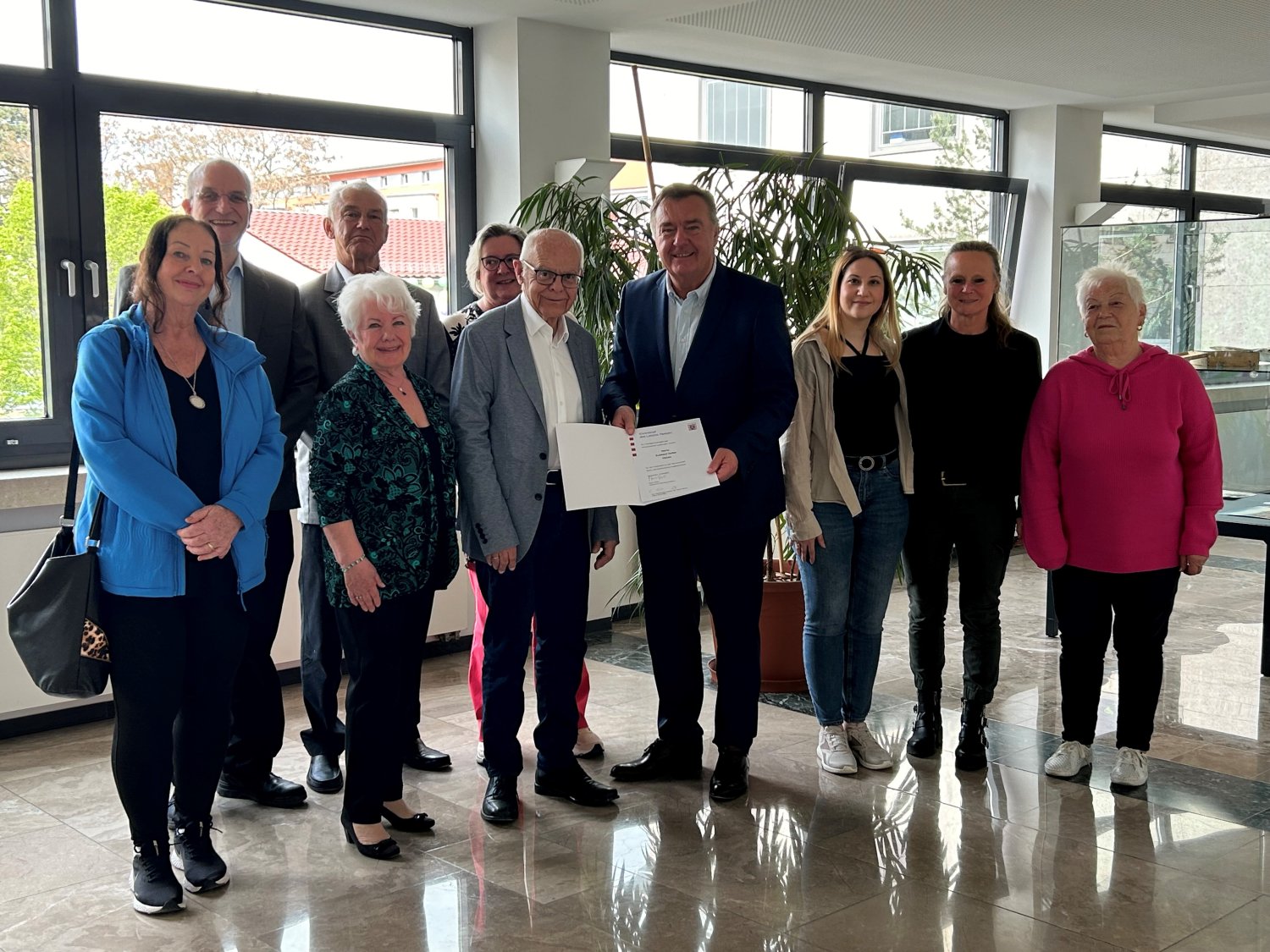 Oberbürgermeister Claus Kaminsky (4.v.re.) empfing Eckhard Holler (6.v.li.) mit seinen Gästen im Rathaus und hob dabei die großen Leistungen des Ehrengastes hervor.