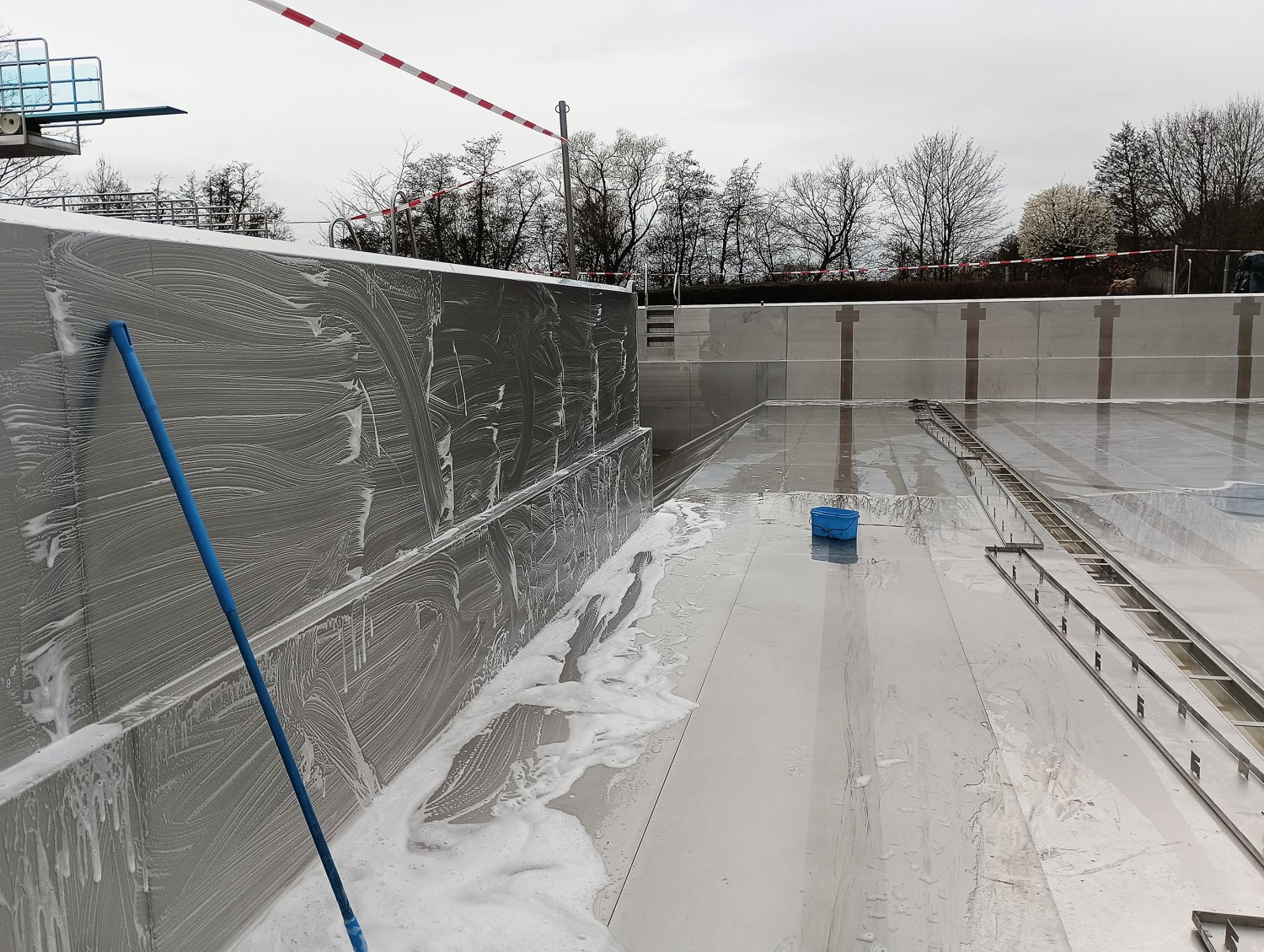 Das Freibad-Team bereitet sich mit intensiven Arbeiten an den Becken auf den Saisonstart am 1. Mai 2024 vor.