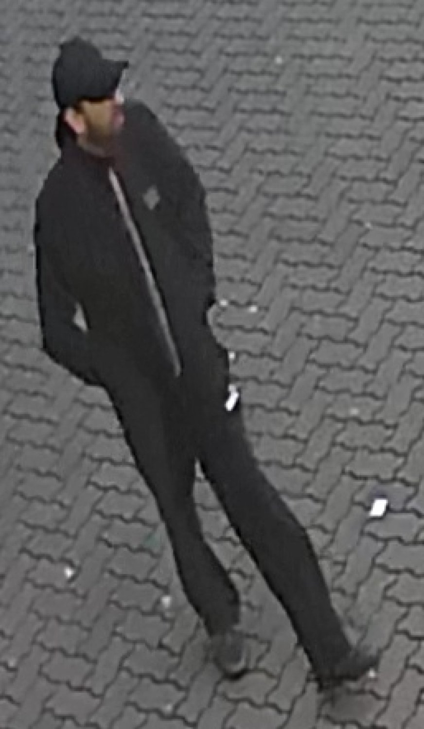 Wer kennt den abgebildeten Mann und kann weitere Hinweise zu ihm geben?