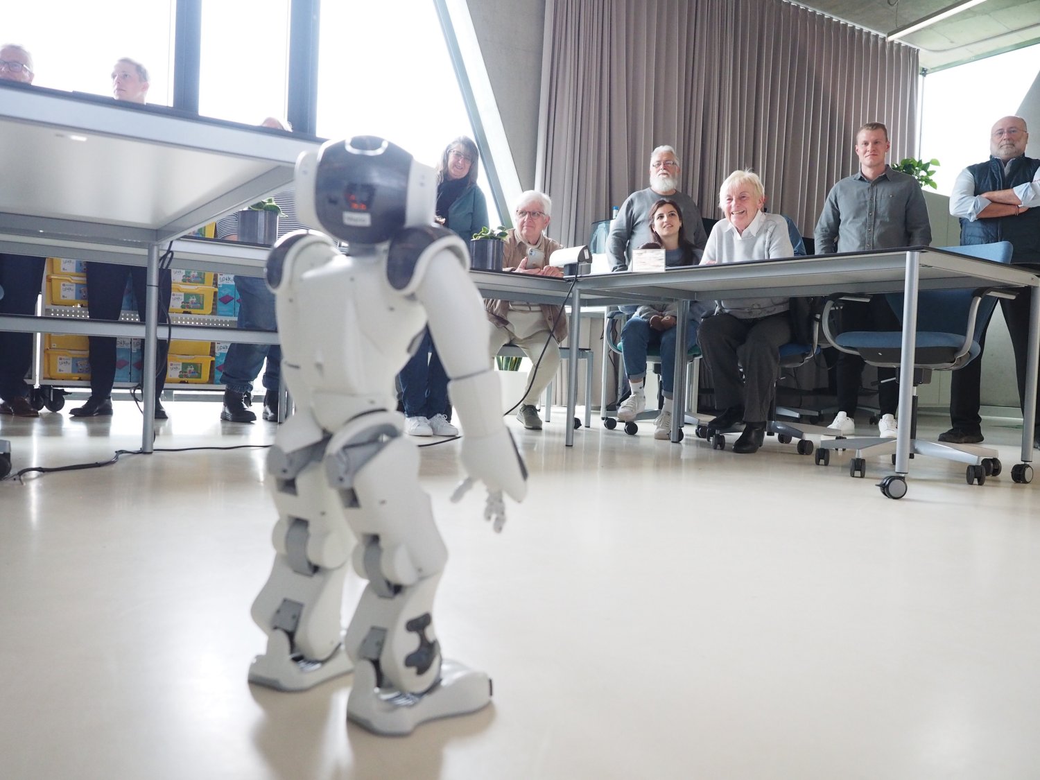 Der Fachausschuss für Bildung, Kultur, Sport und Partnerschaften informierte sich über die innovative Technik des MKK-Medienzentrums in den Räumen des Grimmelshausen Gymnasiums.