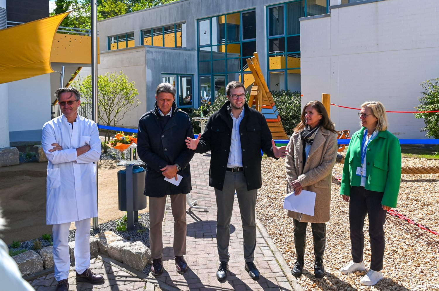 Dr. med. Winfried Krill, Chefarzt der Klinik für Kinder- und Jugendmedizin, Volkmar Bölke, Geschäftsführer des Klinikums Hanau, Dr. Maximilian Bieri, Christina Sünder-Kühn als Vorsitzende der Sterntaler sowie Martina Buschbeck (v.li.).