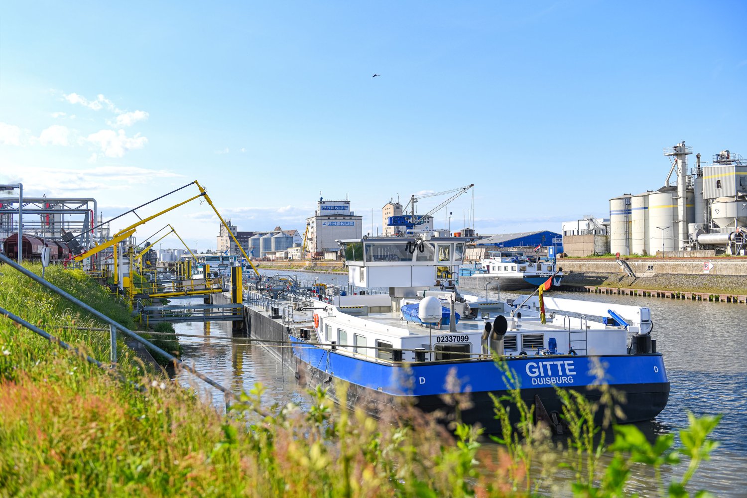 Blick in den Hanauer Hafen. Dieses Jahr wird das 100jährige Bestehen mit einem Hafenfest am 29. Juni (Samstag) gefeiert.