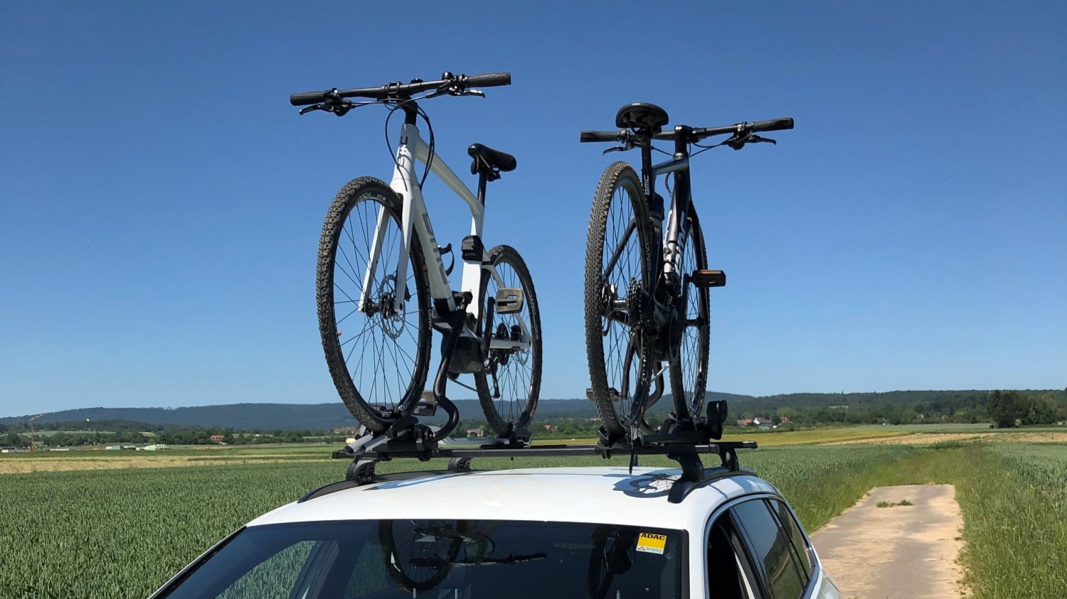 Wer Fahrräder auf dem Dach transportiert, sollte zuvor die maximale Dachlast des Fahrzeugs prüfen. 