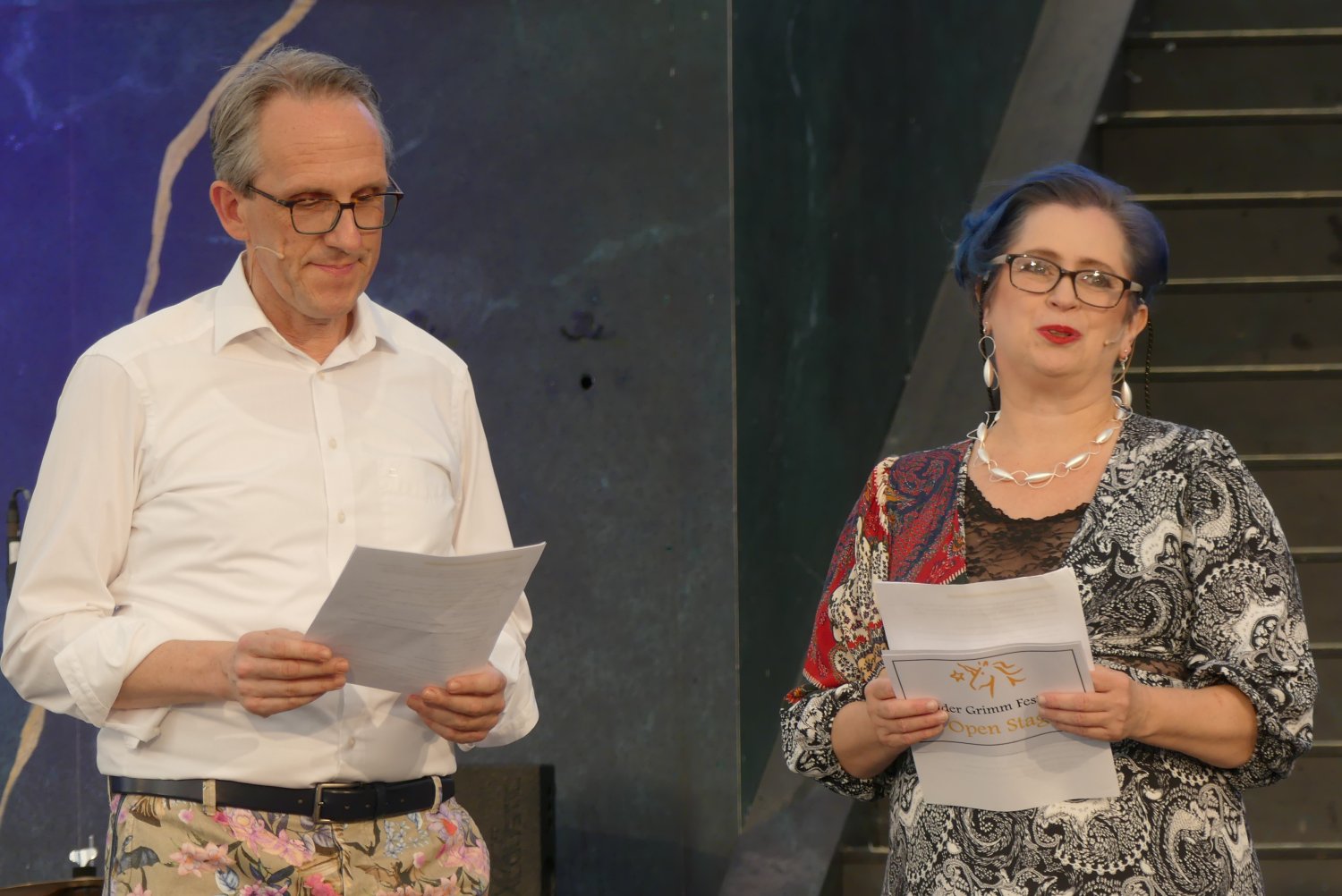 Claudia Brunnert, die Moderatorin der Open Stage (rechts), und Detlev Nyga (links) bei der Open Stage 2023.
