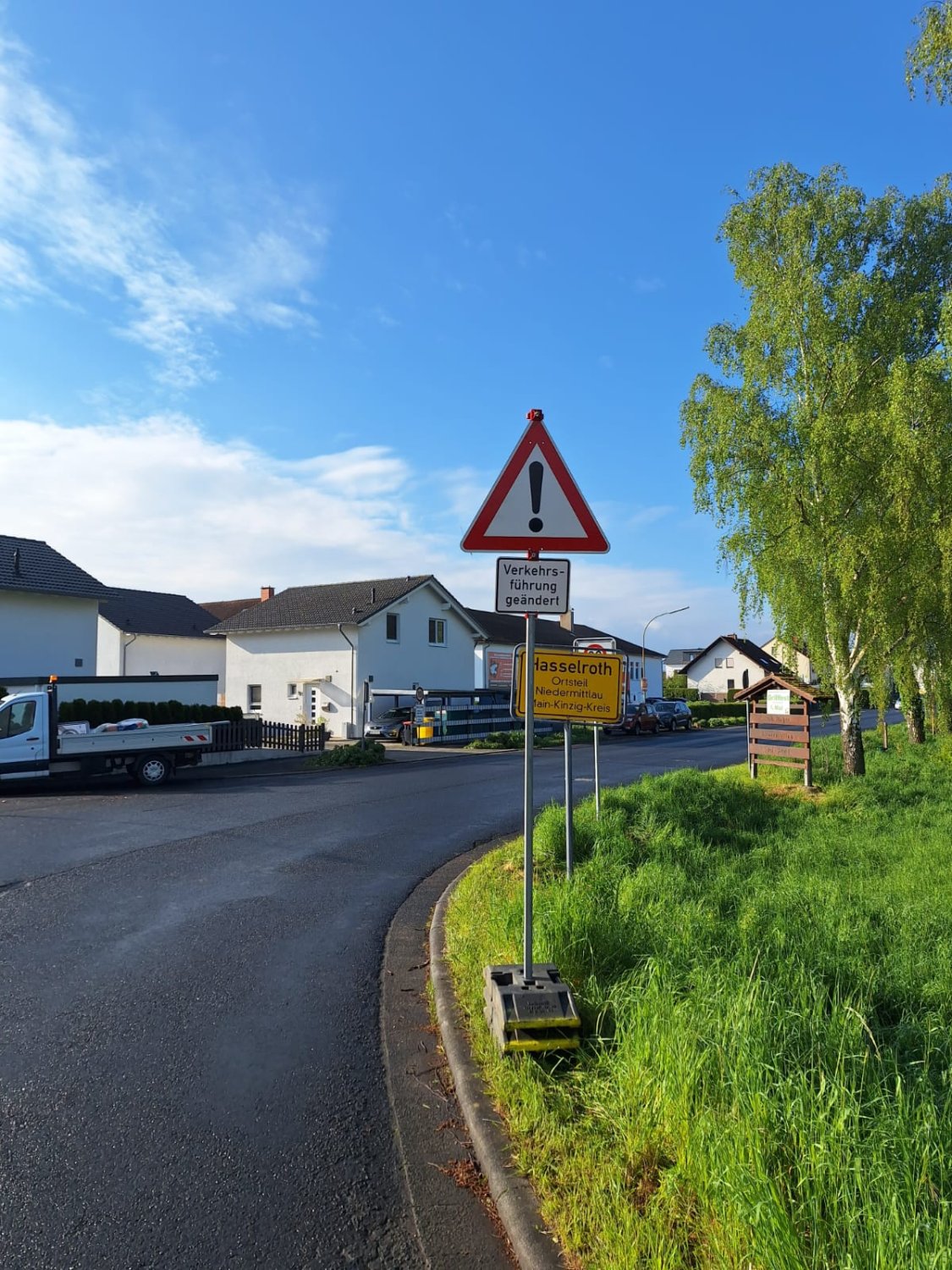 Nachdem verschiedene Möglichkeiten besprochen und geprüft wurden, entschied man sich dazu, die gemeindeeigene Hanauer Landstraße in eine Tempo 30-Zone umzuwandeln.