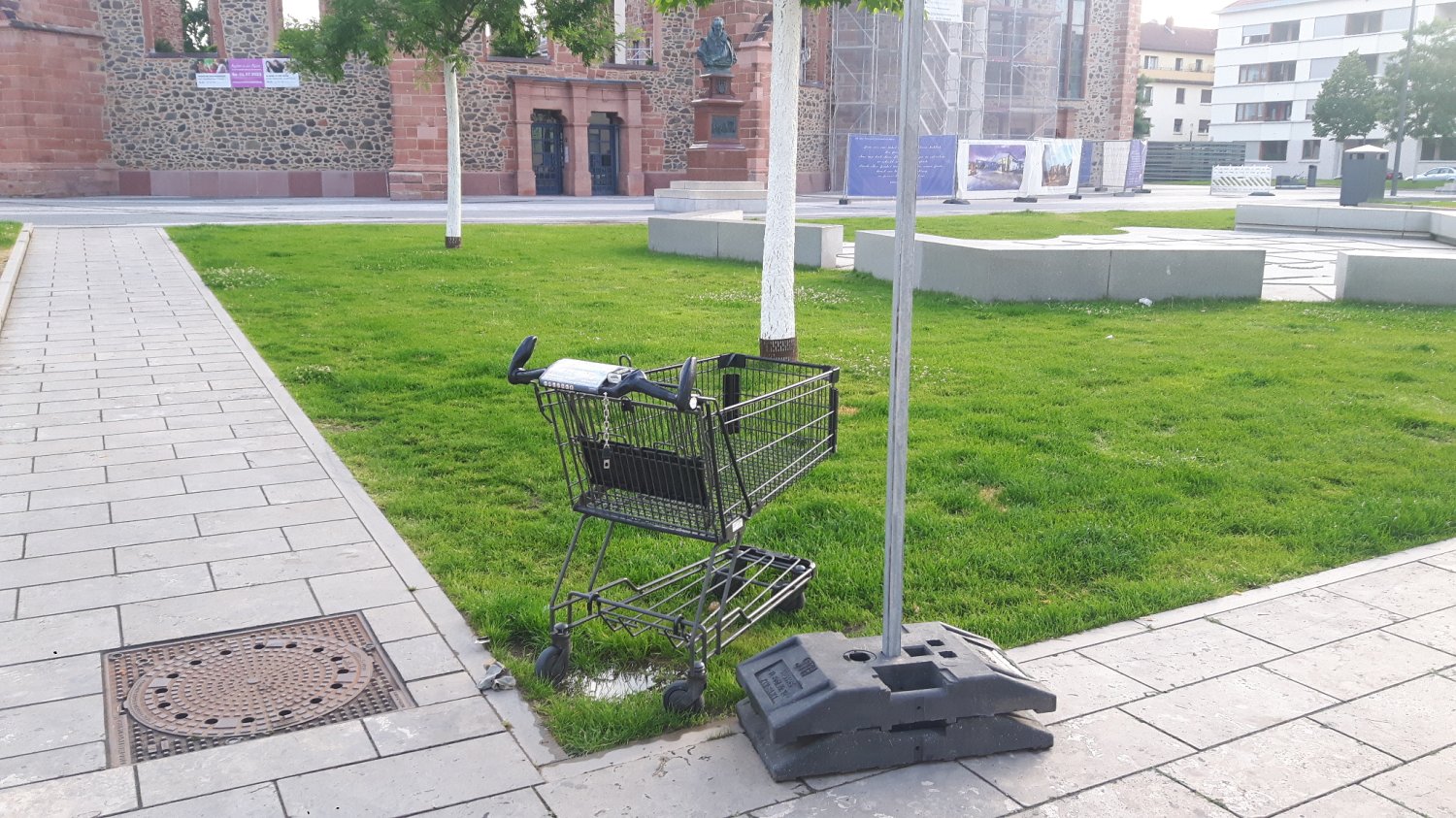 Das Nutzen von Einkaufswagen außerhalb der Märkte als Transportmittel für Waren passiert häufiger als gedacht, ist jedoch nicht erlaubt.