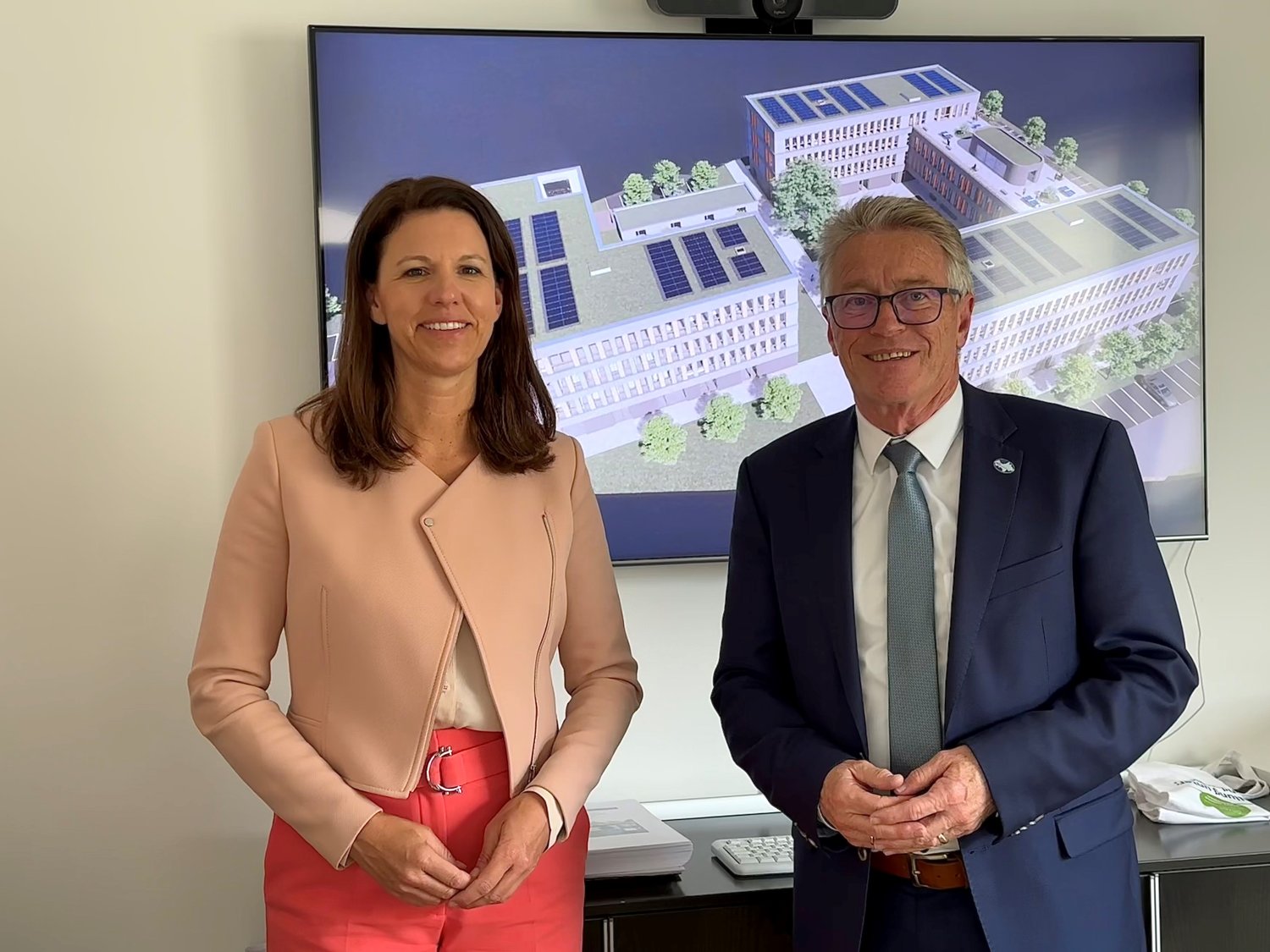 Winfried Ottmann im Gespräch mit Bundestagsabgeordneten Dr. Katja Leikert.