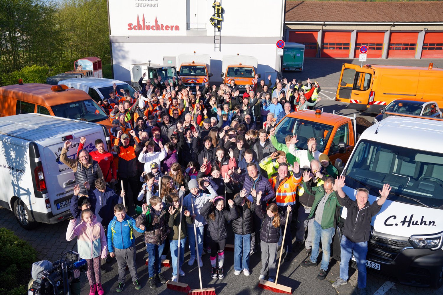 Noch schnell ein Foto, dann ging’s mit den Versorgungspaketen ab in die Stadtteile. Insgesamt packten gut 900 fleißige Helferinnen und Helfer bei „We kehr for Schlüchtern“ mit an.