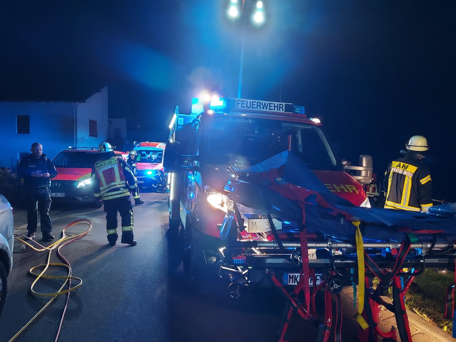 In der Nacht zu Sonntag wurde die Feuerwehr zu einem schweren Verkehrsunfall in Ahl alarmiert.