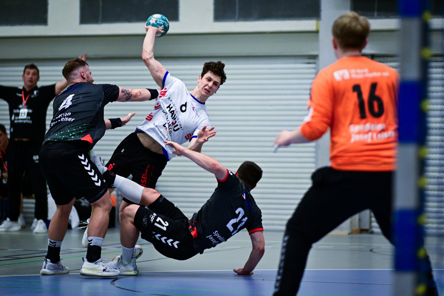 Die HSG Hanau unterliegt bei der HSG Krefeld Niederrhein mit 26:34 (13:14).