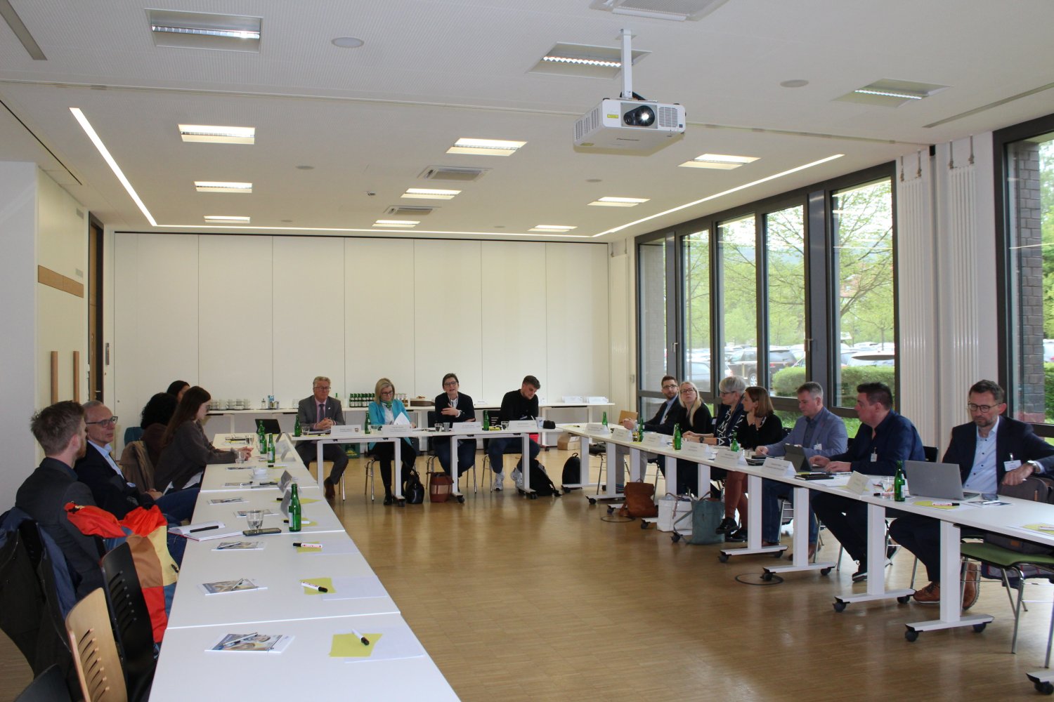 Gemeinsame Ideen für den Wirtschaftsstandort Main-Kinzig entwickeln: die Steuerungsgruppe des „Reallabors Main-Kinzig-Kreis“ um Wirtschaftsdezernent Winfried Ottmann, Claudia Wesner, Dr. Christa Larsen und Marcel Schwartz.