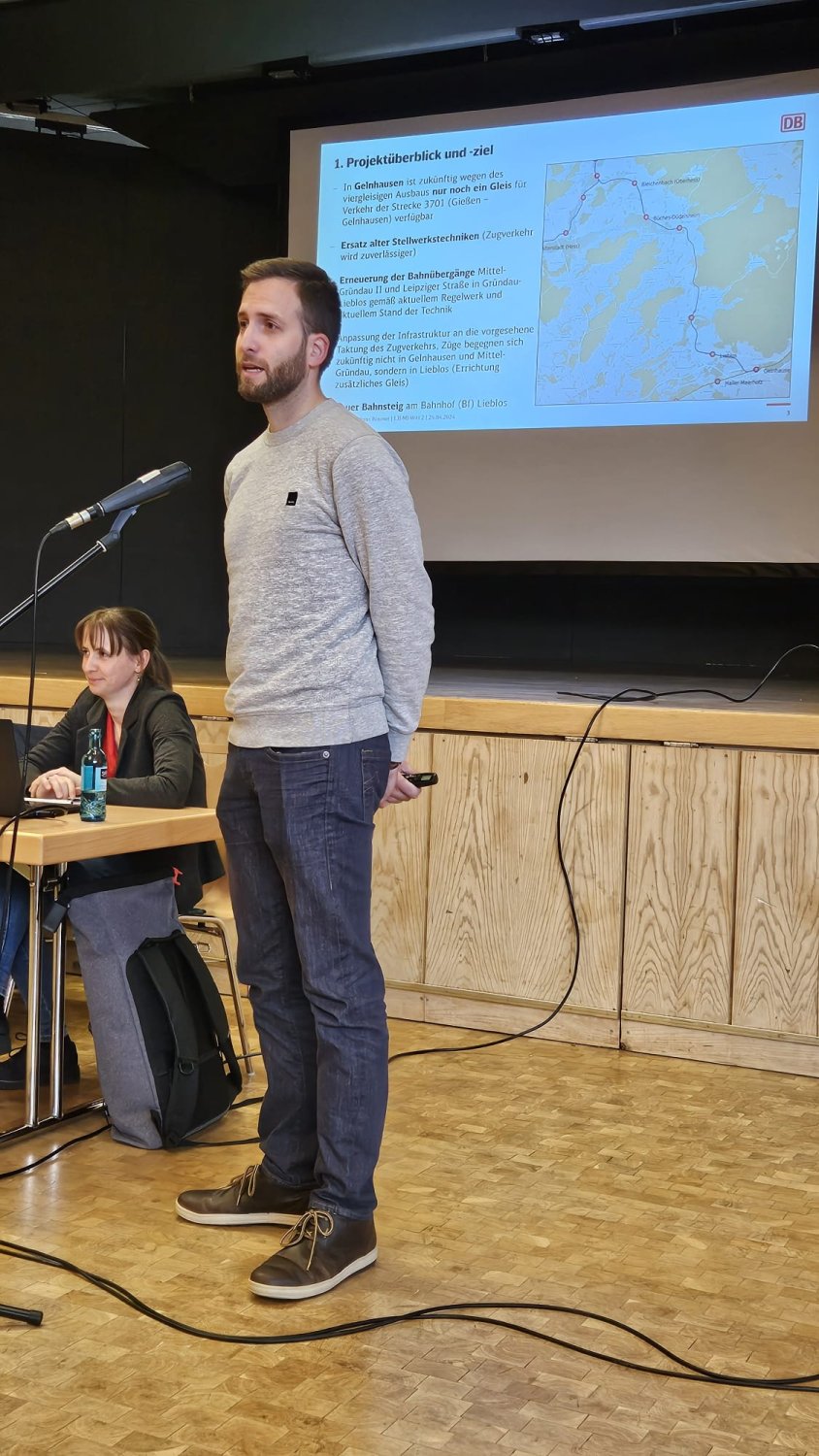 Projektleiter Andreas Brauner von der Deutschen Bahn (DB) erläuterte an diesem Abend im Bürgerhaus Lieblos anschaulich die geplanten Baumaßnahmen.