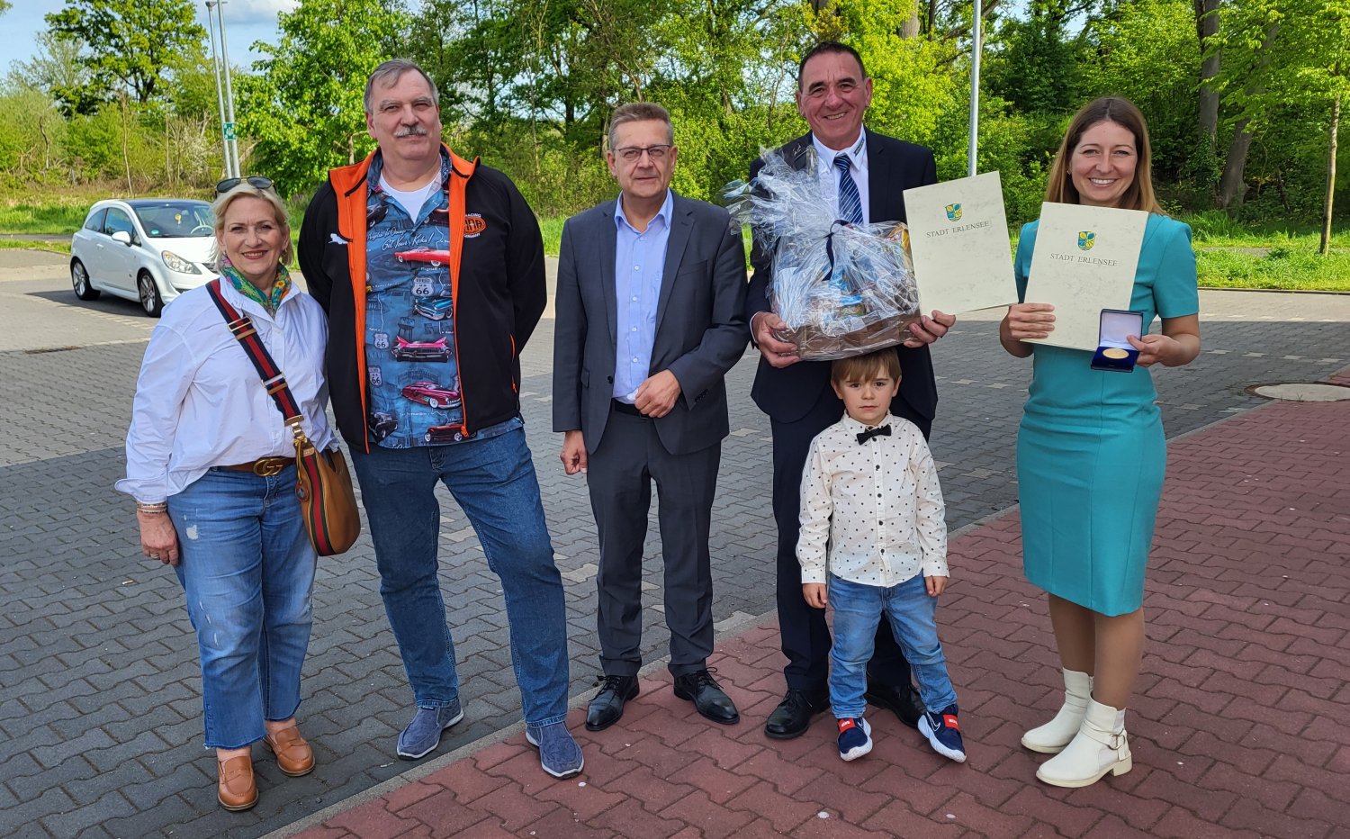 Teammitglieder und Sponsoren Birgitt und Udo Hoffmann von Hoffmann Maschinenservice, Bürgermeister Stefan Erb, Gerd Habermann, Marianne Wisotzke mit ihrem Sohn Shane.