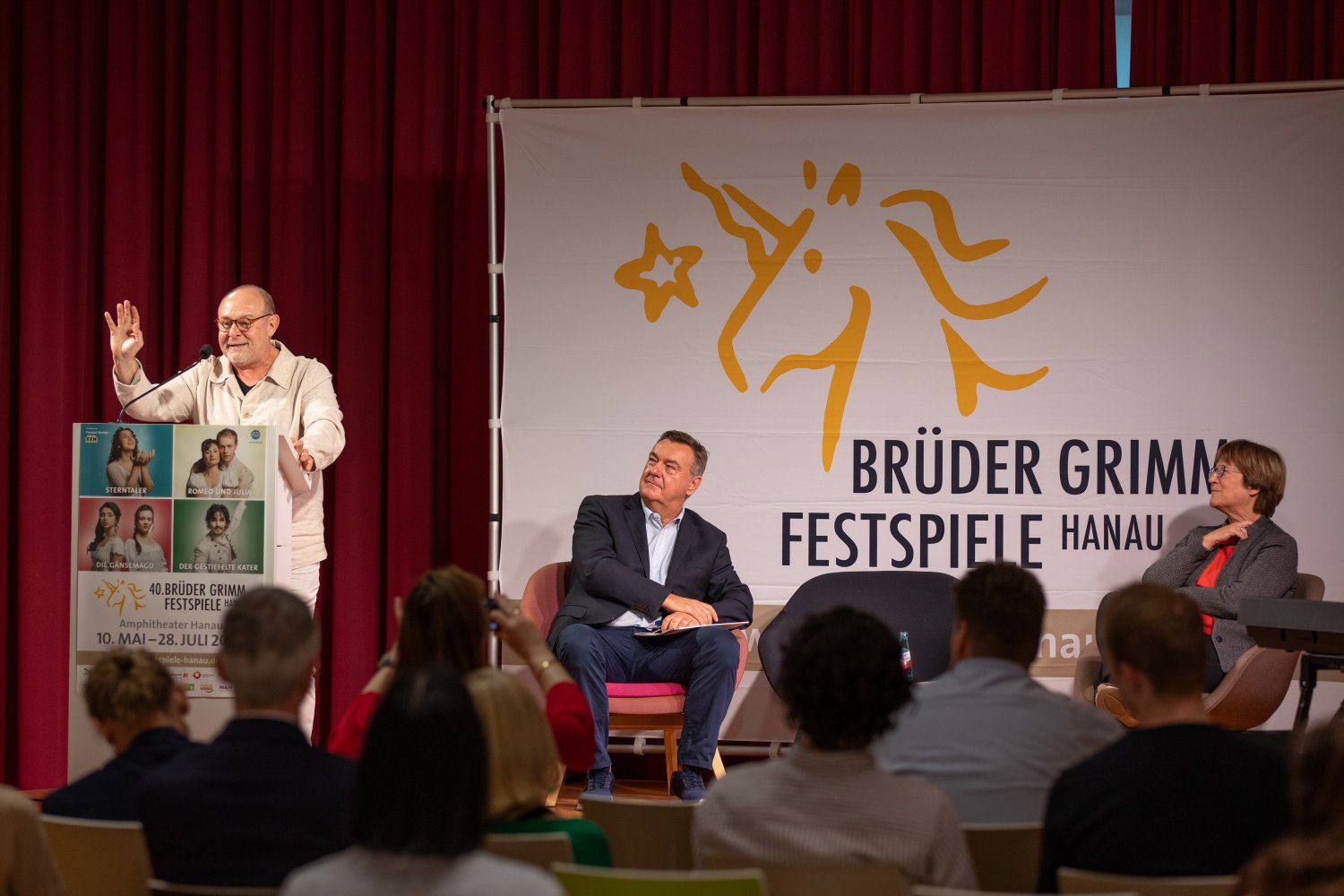 Intendant Frank-Lorenz Engel (links), Oberbürgermeister Claus Kaminsky (Mitte) und die Geschäftsführerin des Kulturfonds RheinMain, Karin Wolff, bei der Pressekonferenz im Kulturforum Hanau.