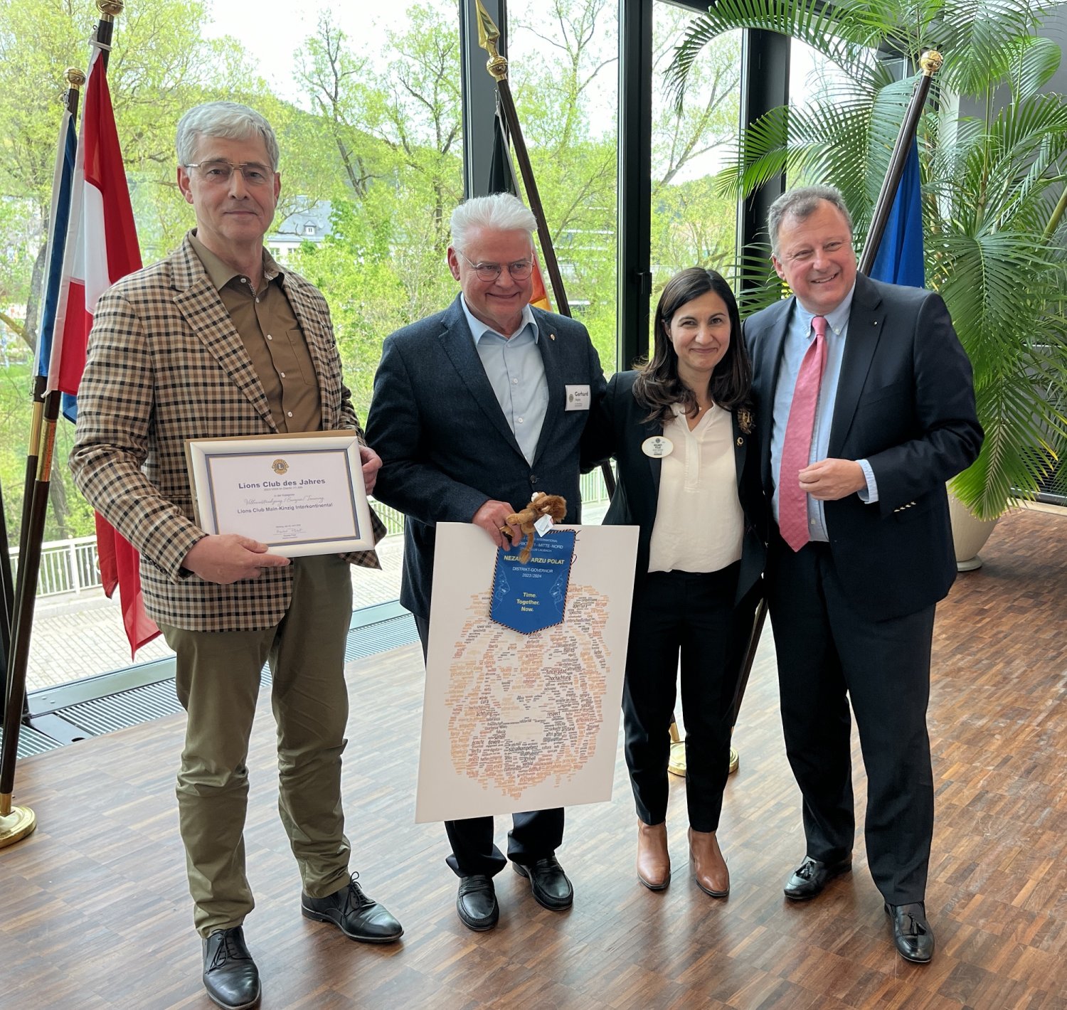 Ludger Stüve, Lions Club Main-Kinzig Interkontinental, Gerhard Heim, Kabinett-Schatzmeis-ter, Distrikt Governorin Nezaket Polat und Ulf Grundmann, Beauftragter für internationale Be-ziehungen (v.l.n.r.) bei der Übergabe der Auszeichnung.
