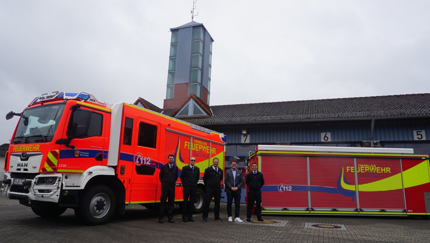 Das neue Design der Feuerwehrfahrzeuge ist bereits auf den ersten Fahrzeugen und Gerätschaften angebracht.