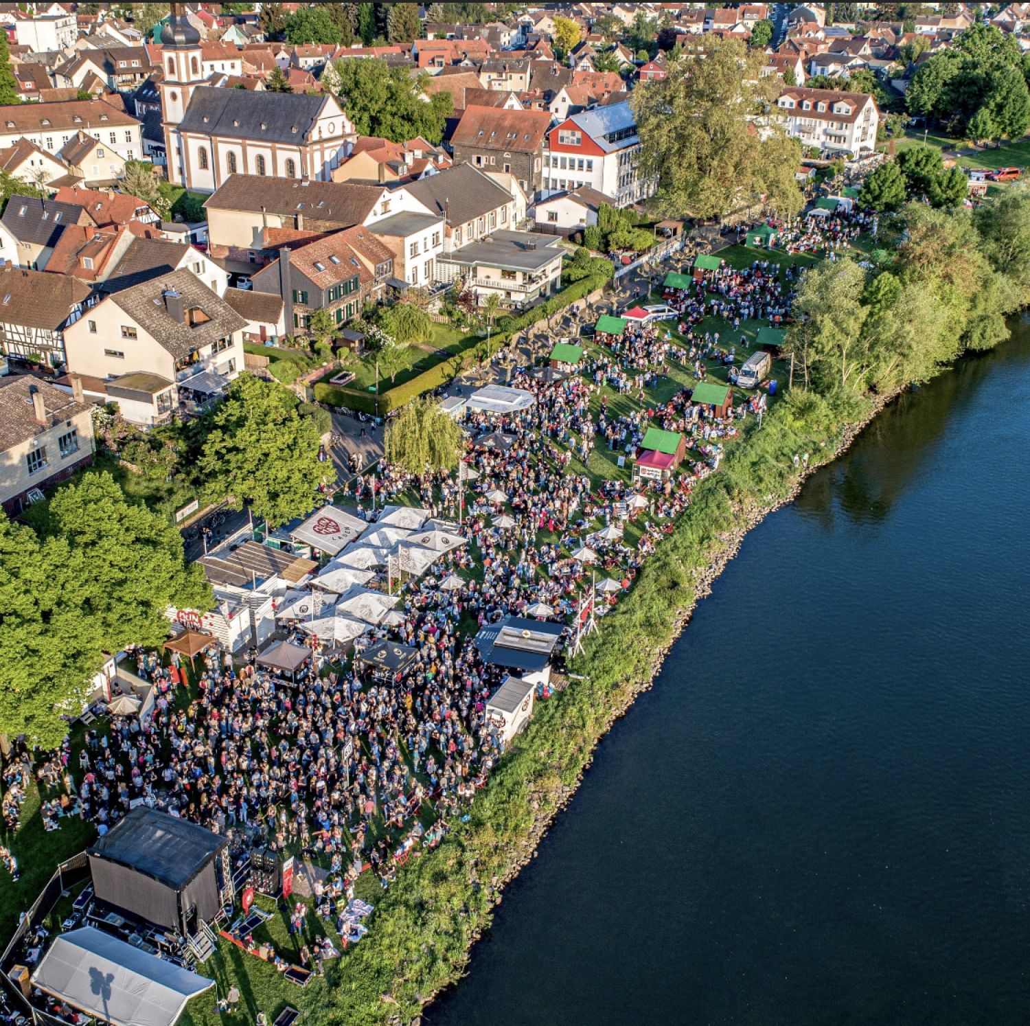 Zweifellos ein Muss auf dem Wochenendkalender dürfte das Mainuferfest im Stadtteil Großauheim sein, das von Freitag bis Sonntag stattfindet. 
