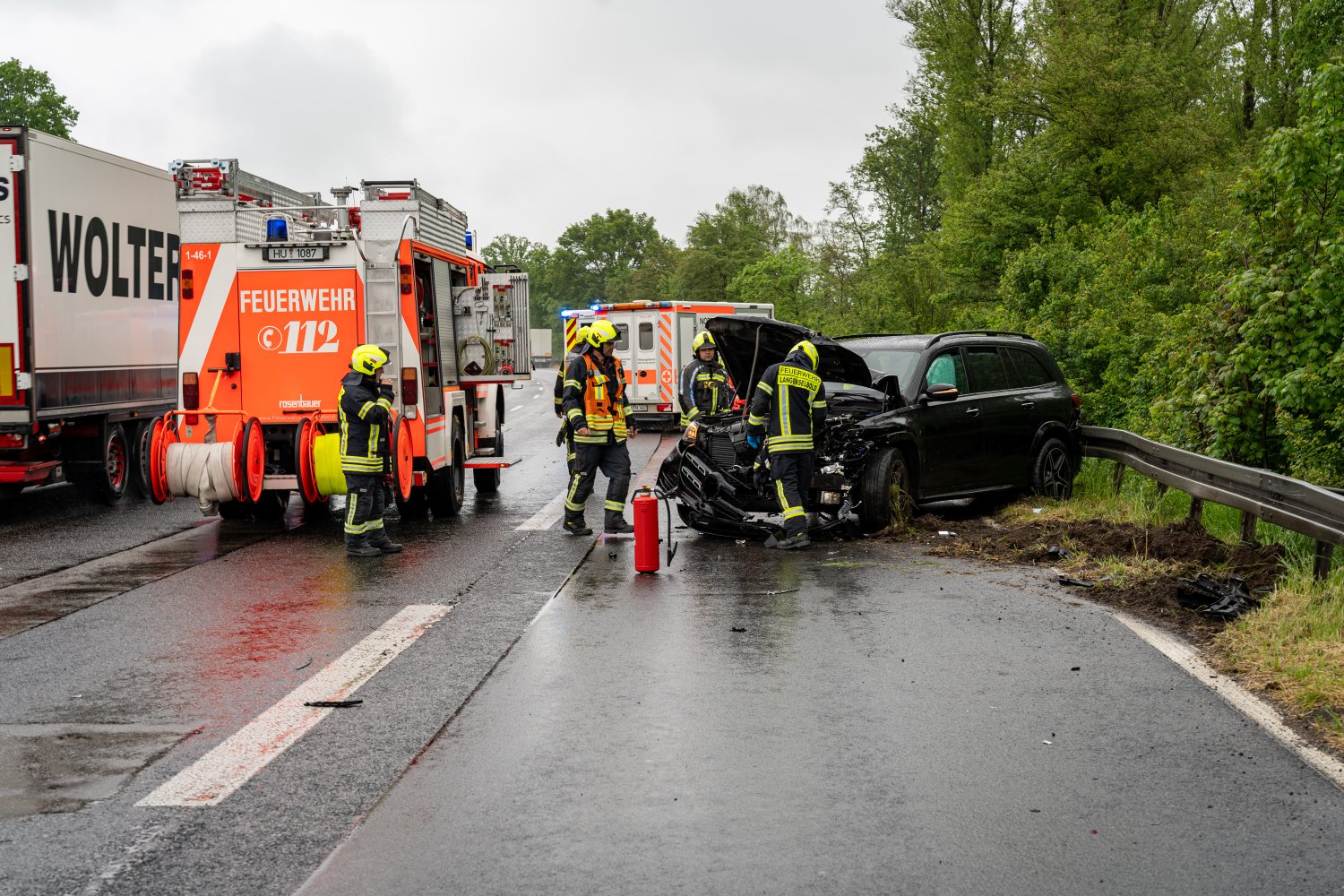 Ersten Erkenntnissen zufolge verlor der 52-jährige Fahrer eines Mercedes GLS aus Bad Soden-Salmünster auf regennasser Fahrbahn die Kontrolle über sein Fahrzeug und schleuderte in das Heck eines ukrainischen Sattelzugs.