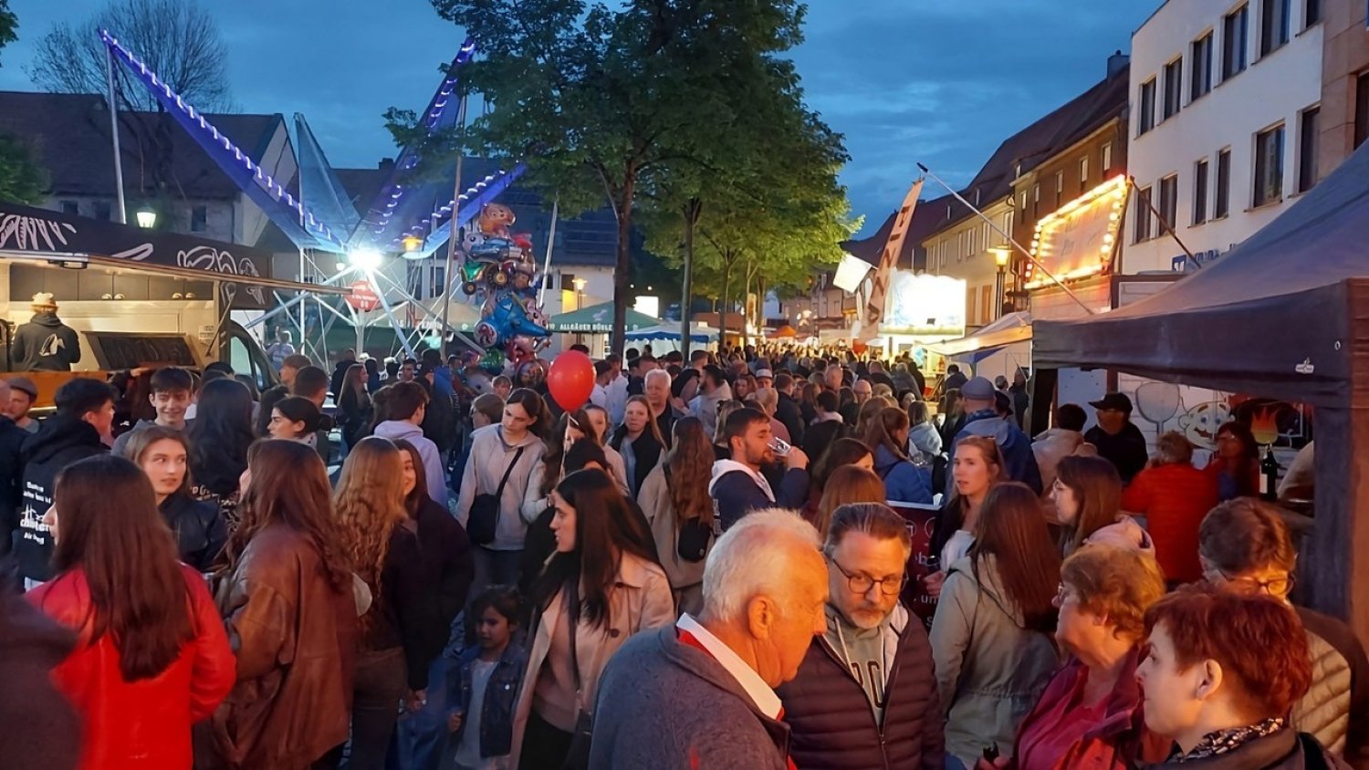 Der Helle Markt lockte mit vielen Ständen und abwechslungsreichem Programm auch in diesem Jahr wieder Tausende Besucherinnen und Besucher nach Schlüchtern.