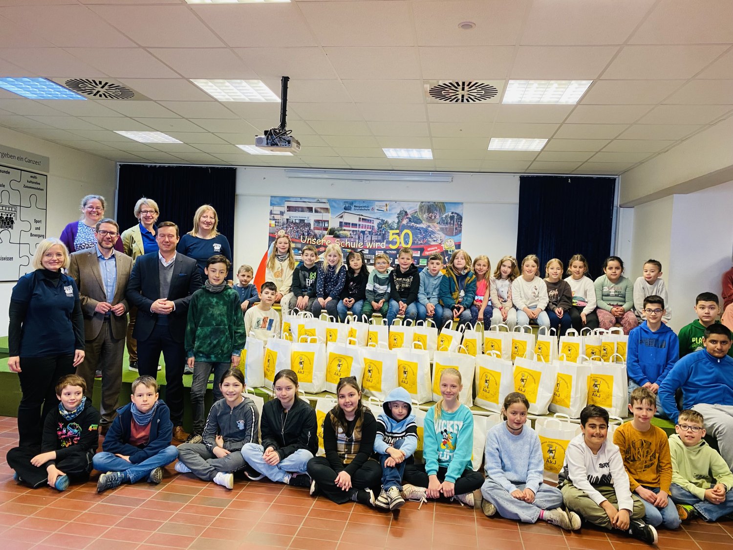 Schülerinnen & Schüler aus den Klassen 2b und 4c der Bergwinkel-Grundschule in Schlüchtern mit Schulleiterin Iris Müller, Landrat Thorsten Stolz und Bürgermeister Matthias Möller sowie Dr. Gunda Adolphi, Maria Bilz und Konrektorin Anja Rummel.