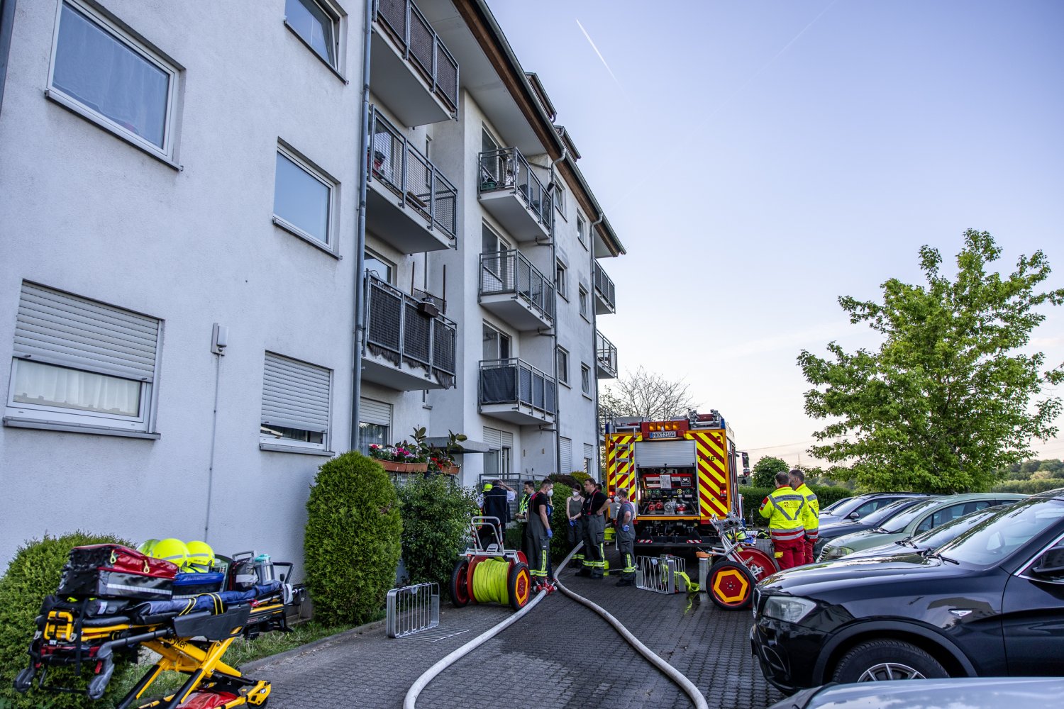 Wohnungsbrand in großem Mehrfamilienhaus in Großkrotzenburg